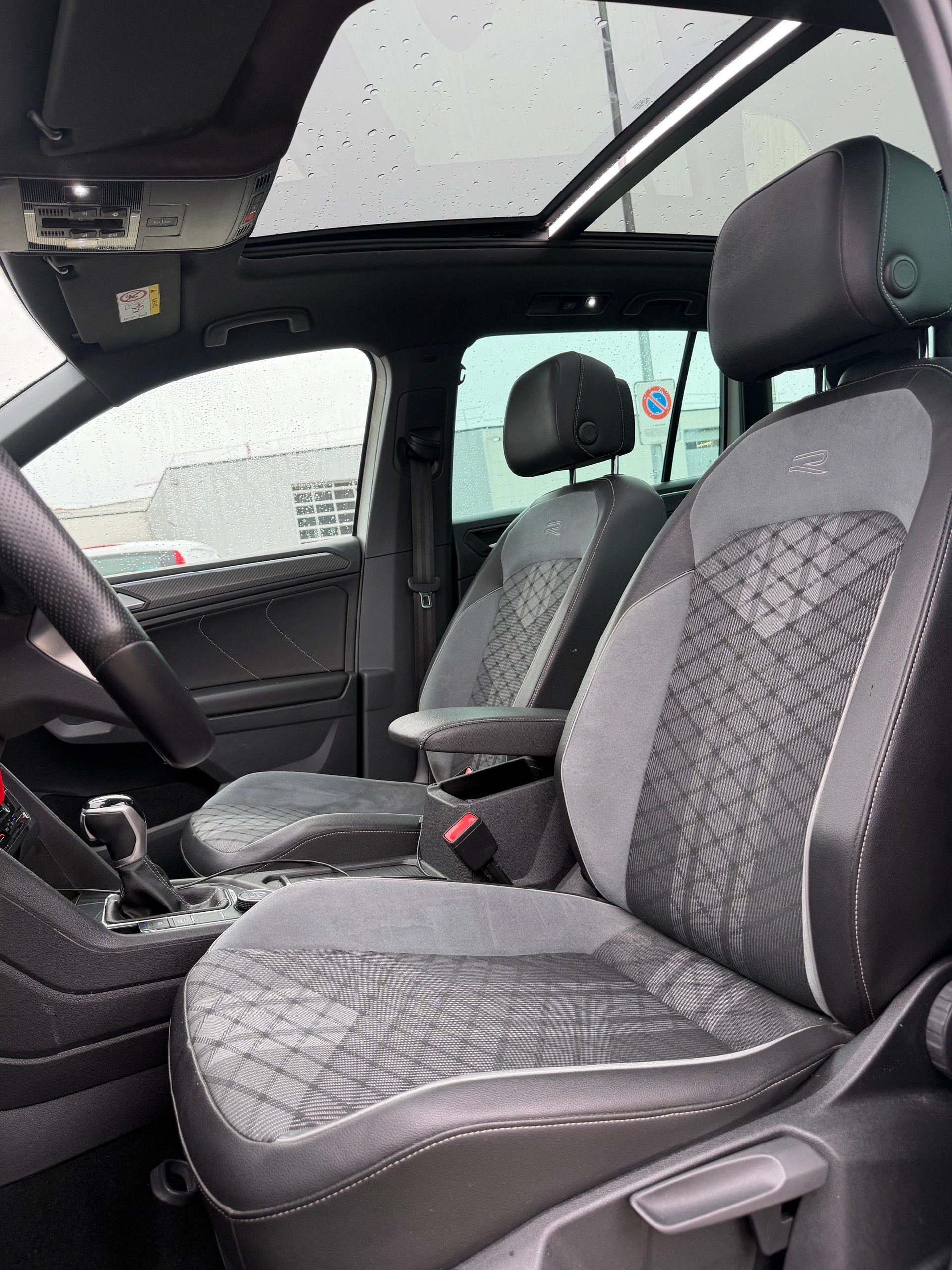 VW Tiguan 2.0 TDI SCR R-Line 4Motion DSG-image-11