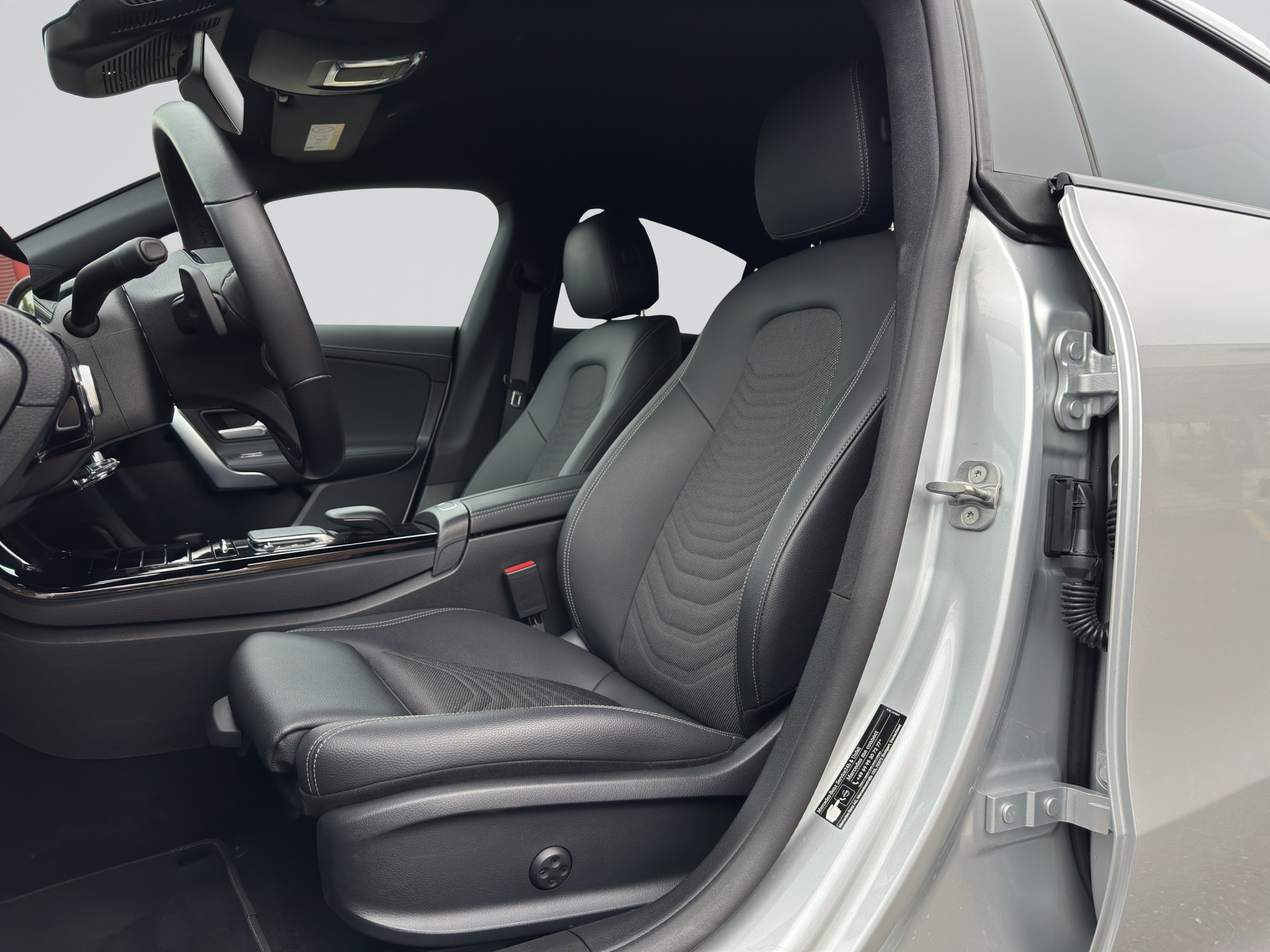 MERCEDES-BENZ CLA 180 Progressive Night 7G-DCT-image-5