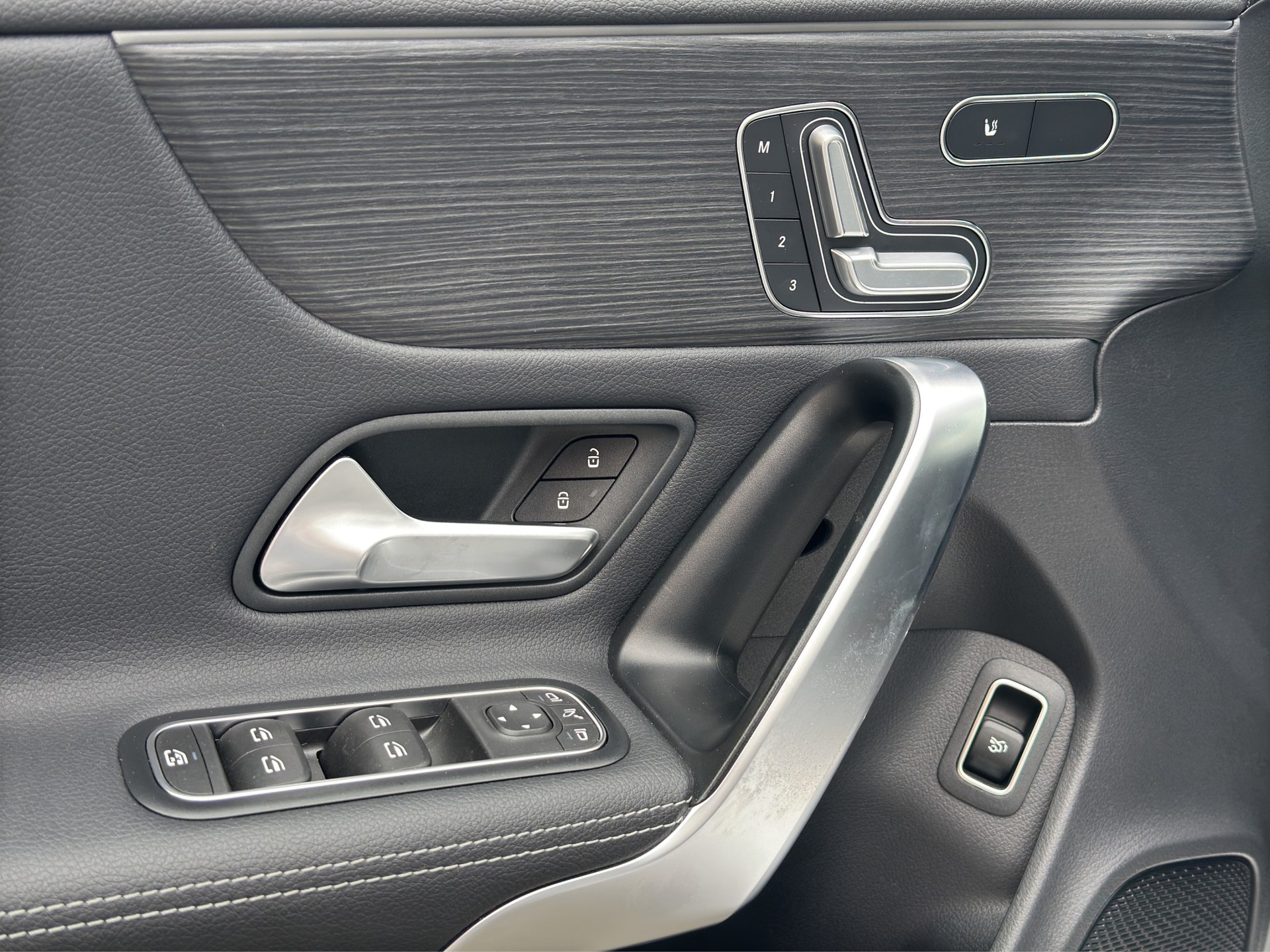 MERCEDES-BENZ CLA 180 Progressive Night 7G-DCT-image-8