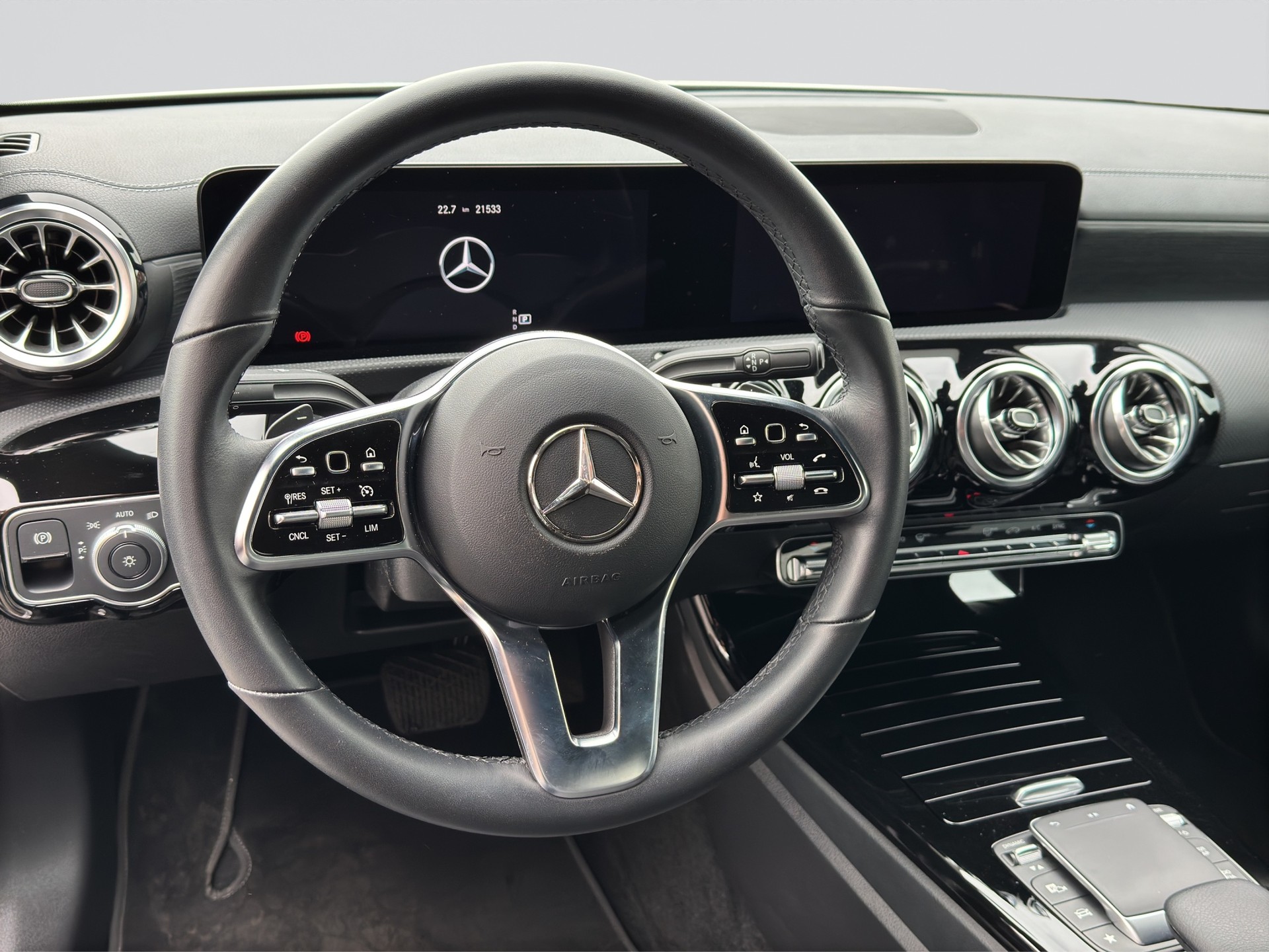 MERCEDES-BENZ CLA 180 Progressive Night 7G-DCT-image-9