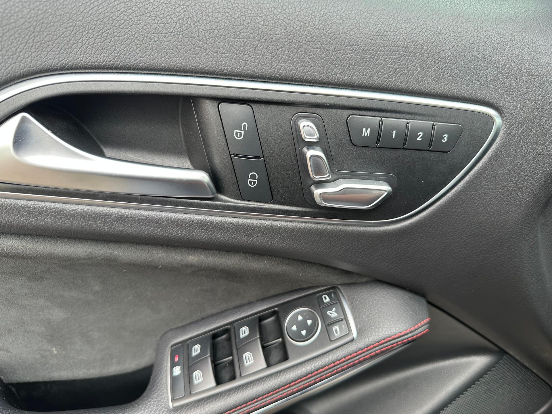 MERCEDES-BENZ A 220 AMG Line 4Matic 7G-DCT-image-13