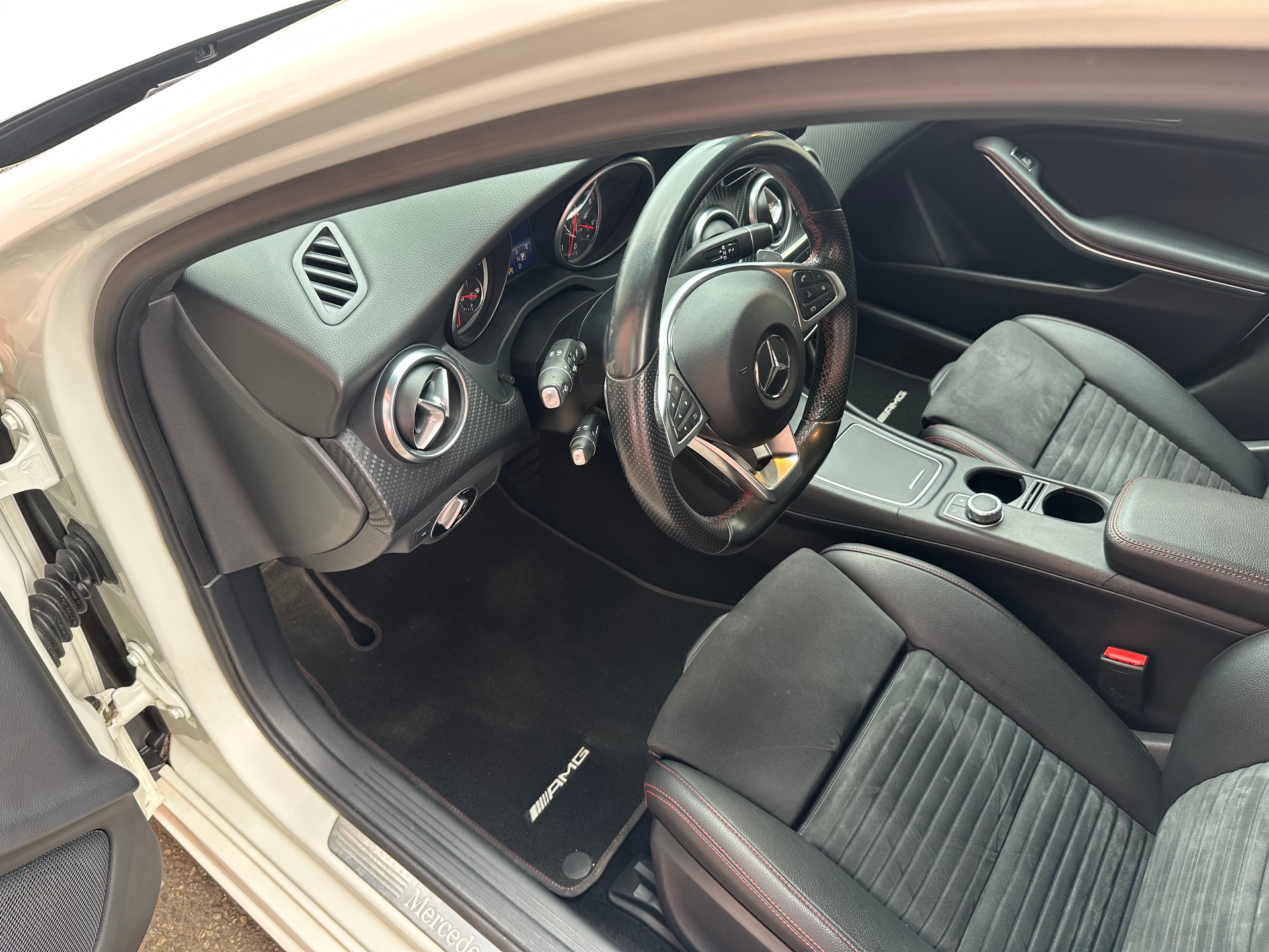 MERCEDES-BENZ A 220 AMG Line 4Matic 7G-DCT-image-11