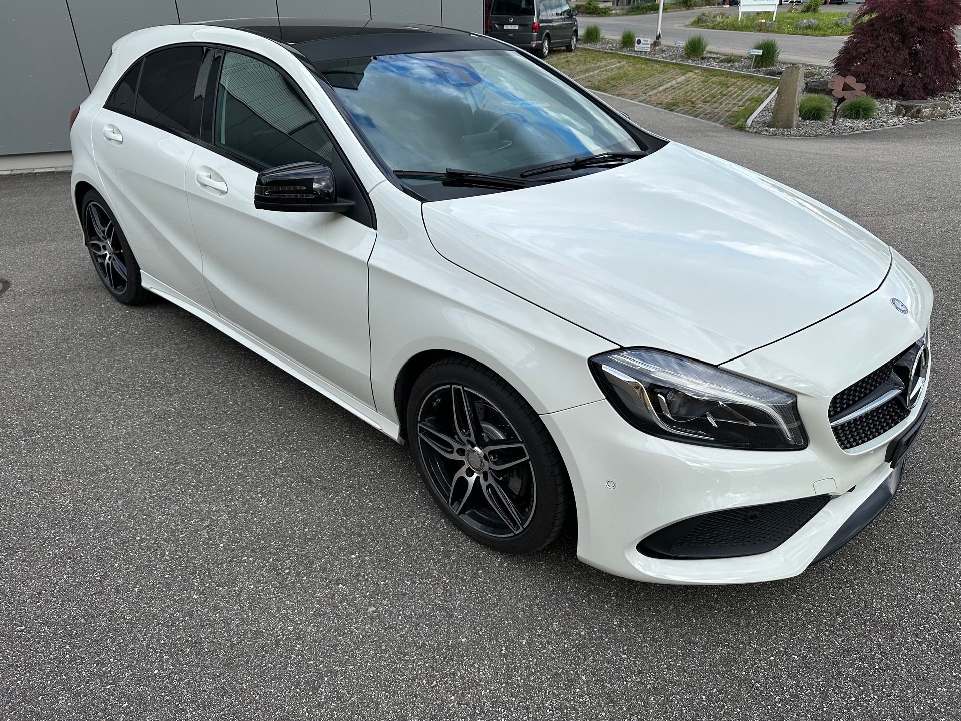MERCEDES-BENZ A 220 AMG Line 4Matic 7G-DCT-image-2