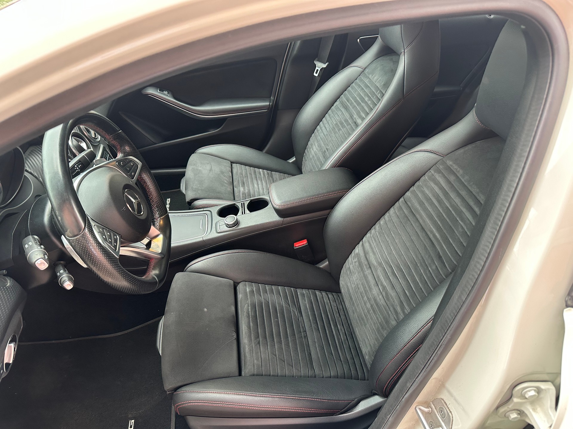 MERCEDES-BENZ A 220 AMG Line 4Matic 7G-DCT-image-10