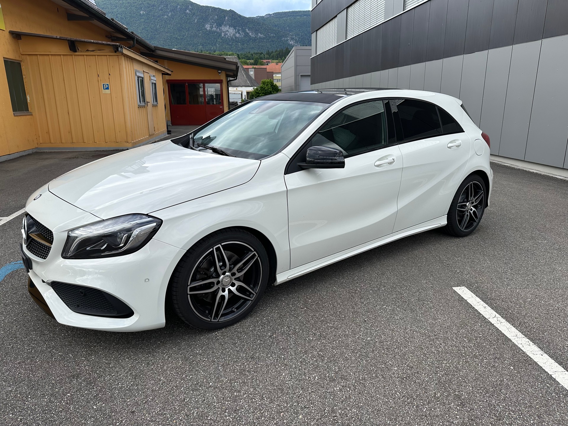 MERCEDES-BENZ A 220 AMG Line 4Matic 7G-DCT-image-1