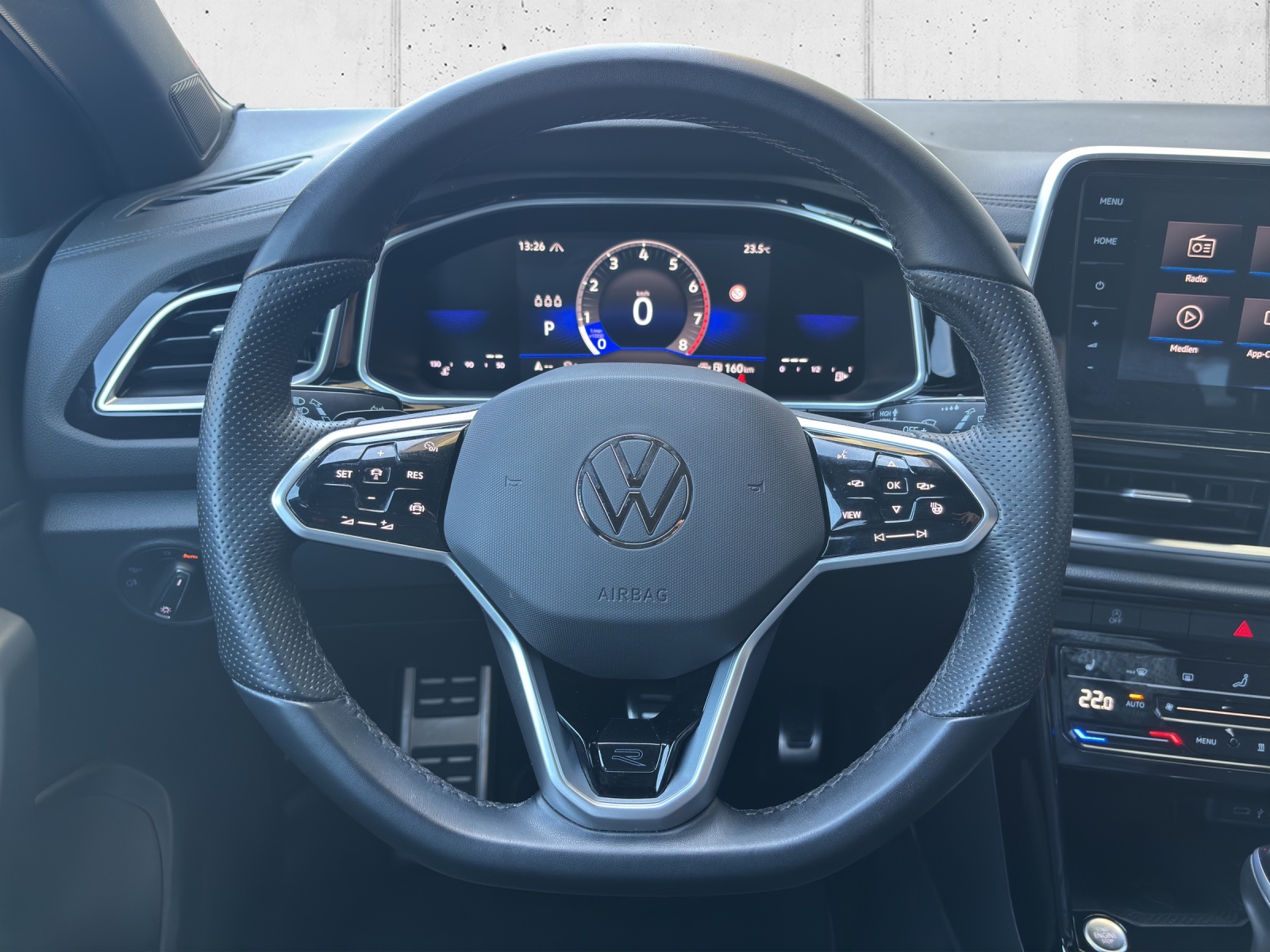 VW New T-Roc 2.0 TSI R-Line DSG 4Motion mit AHK, Standheizung & Winterräder-image-12