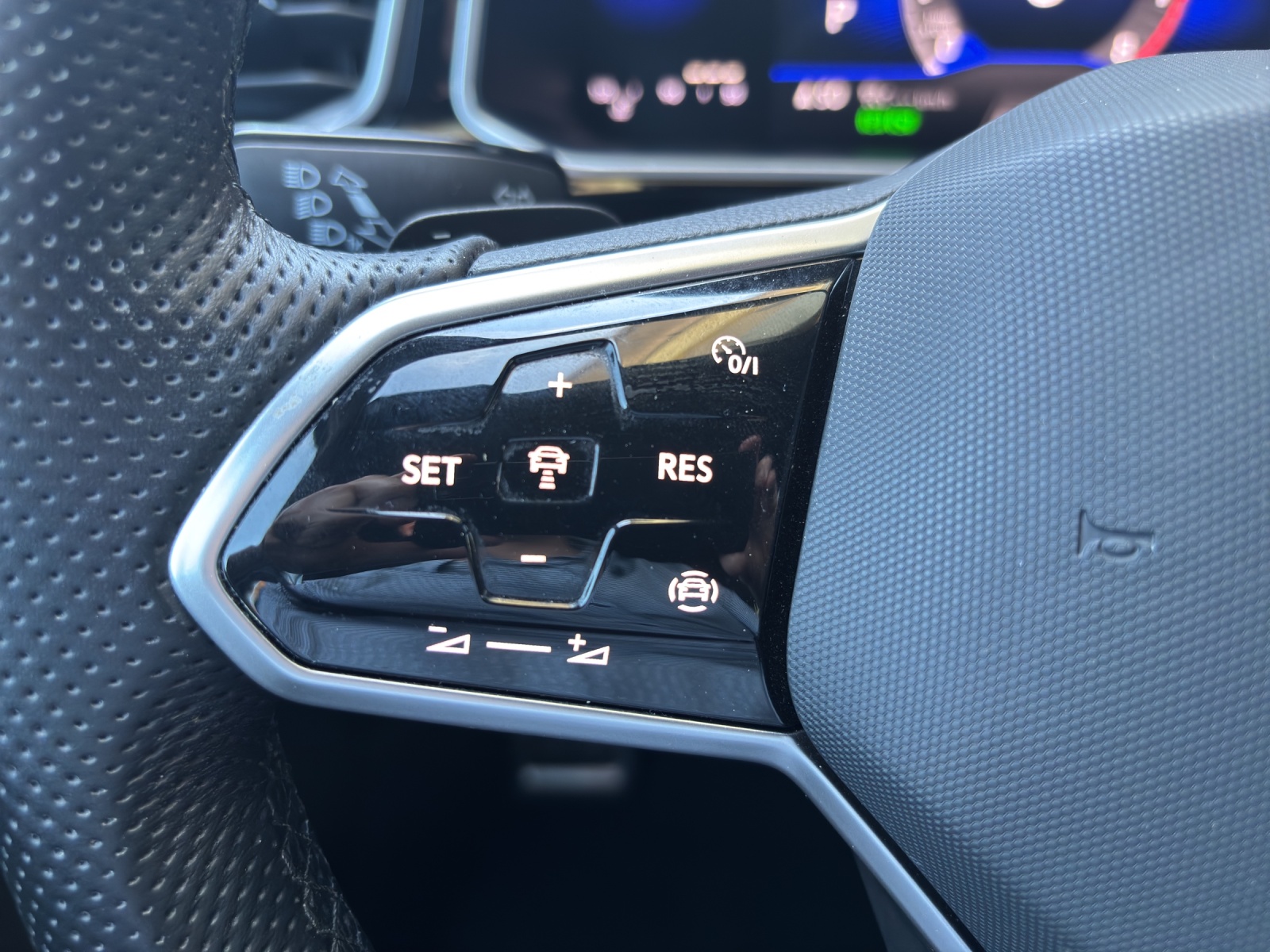 VW New T-Roc 2.0 TSI R-Line DSG 4Motion mit AHK, Standheizung & Winterräder-image-13