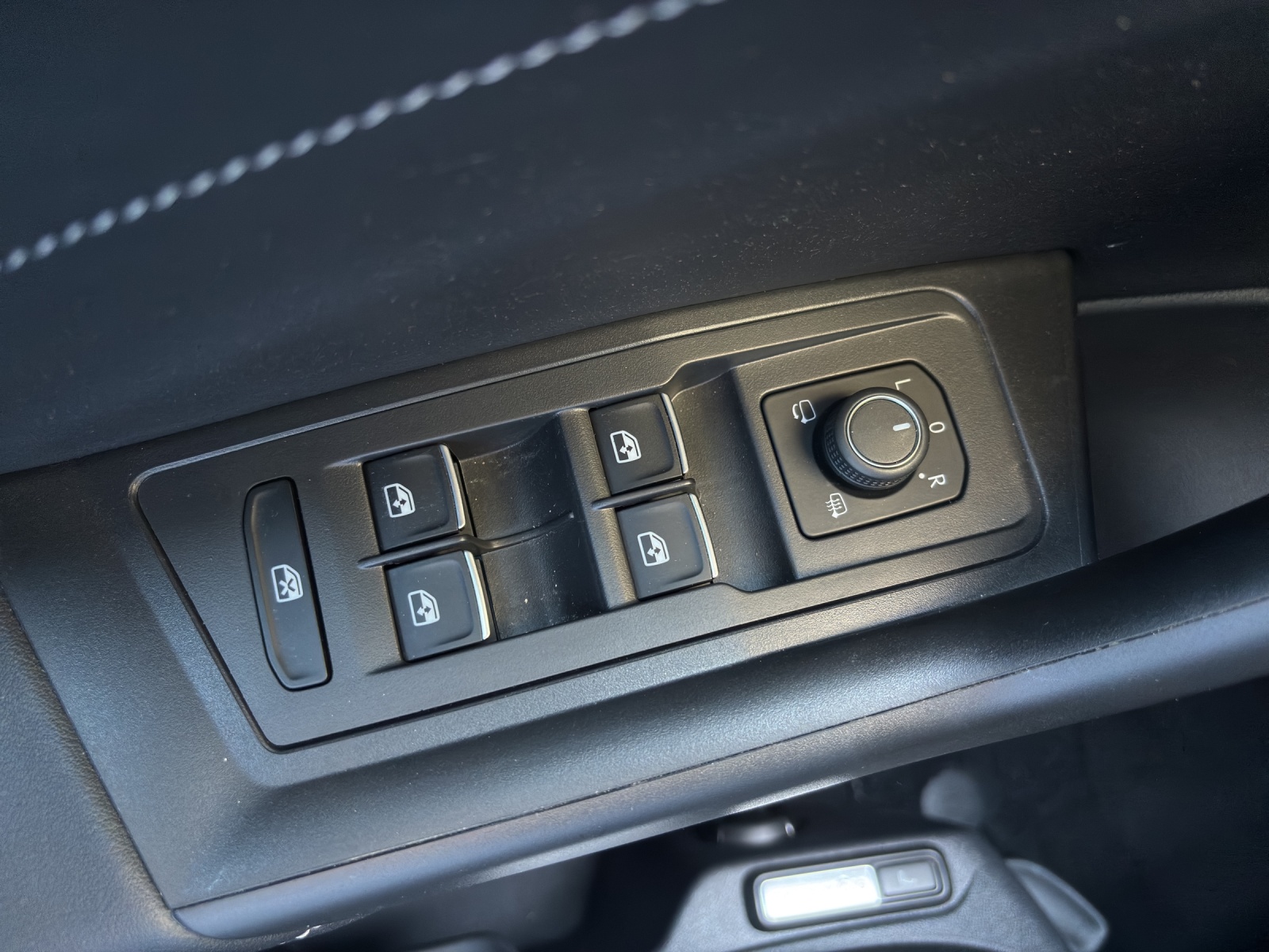 VW New T-Roc 2.0 TSI R-Line DSG 4Motion mit AHK, Standheizung & Winterräder-image-29
