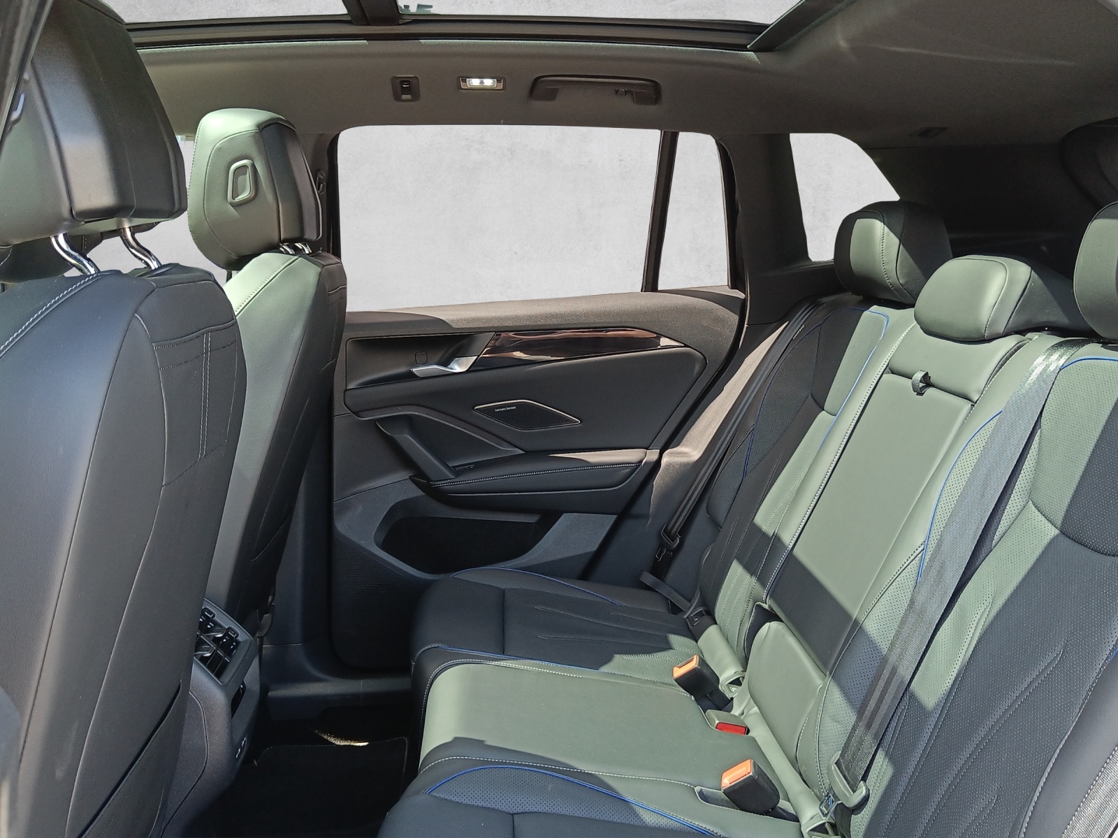 VW Tiguan 2.0 TSI R-Line Black Style 4motion*5J Garantie*8-Fach Räder*Standheizung*-image-14