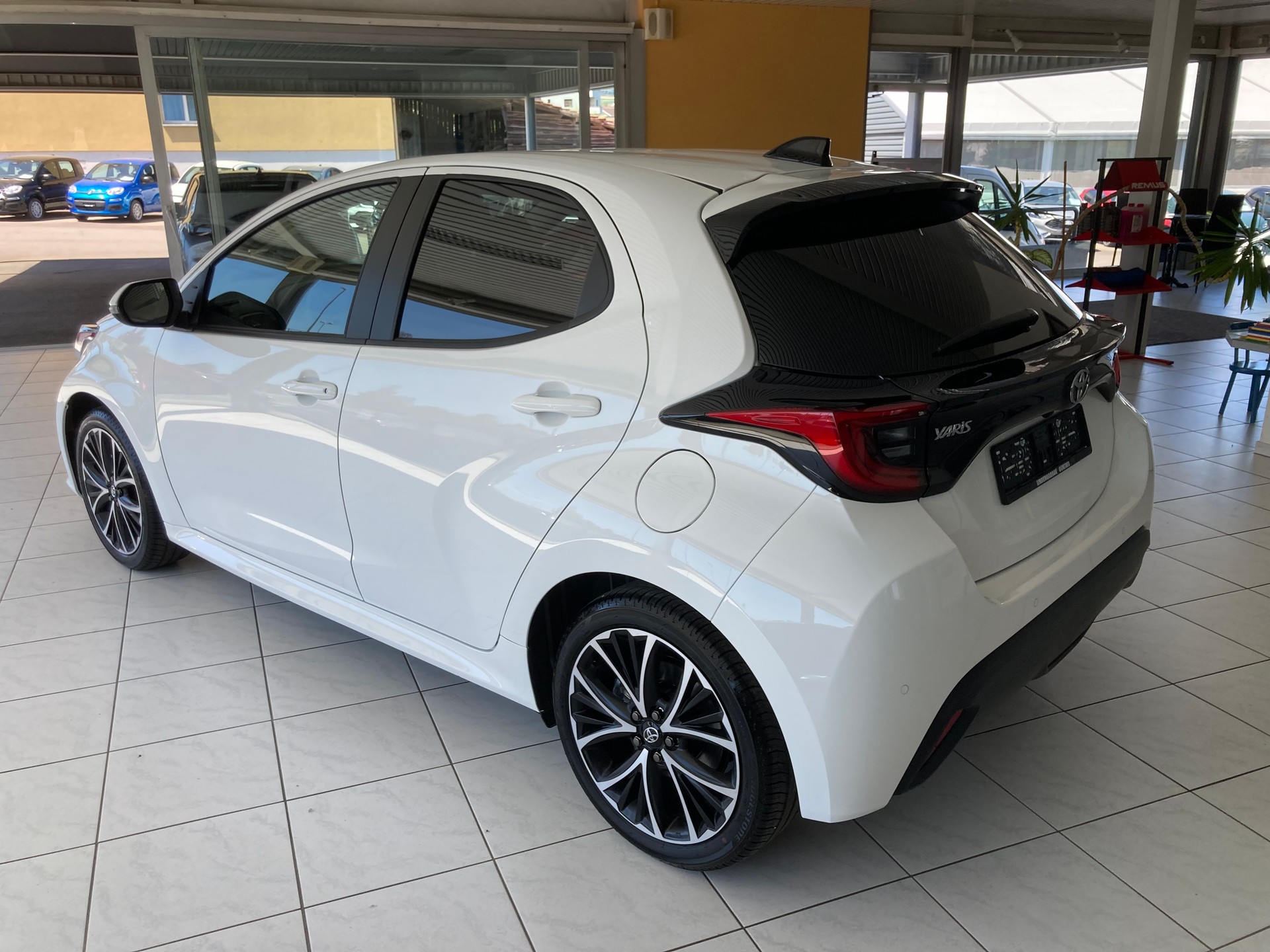 TOYOTA Yaris 1.5 Trend e-CVT-image-6
