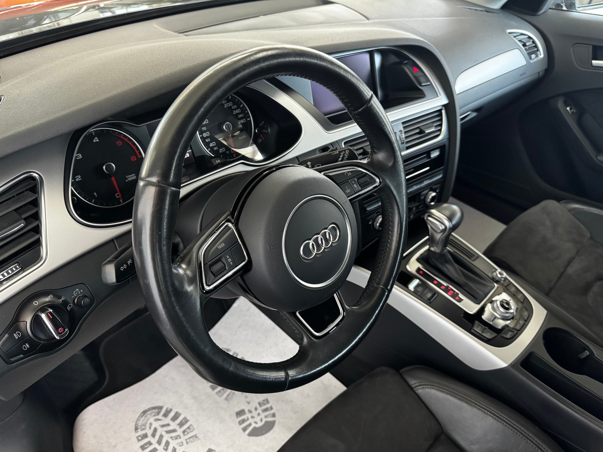 AUDI A4 Avant 2.0 TDI Attraction multitronic-image-12