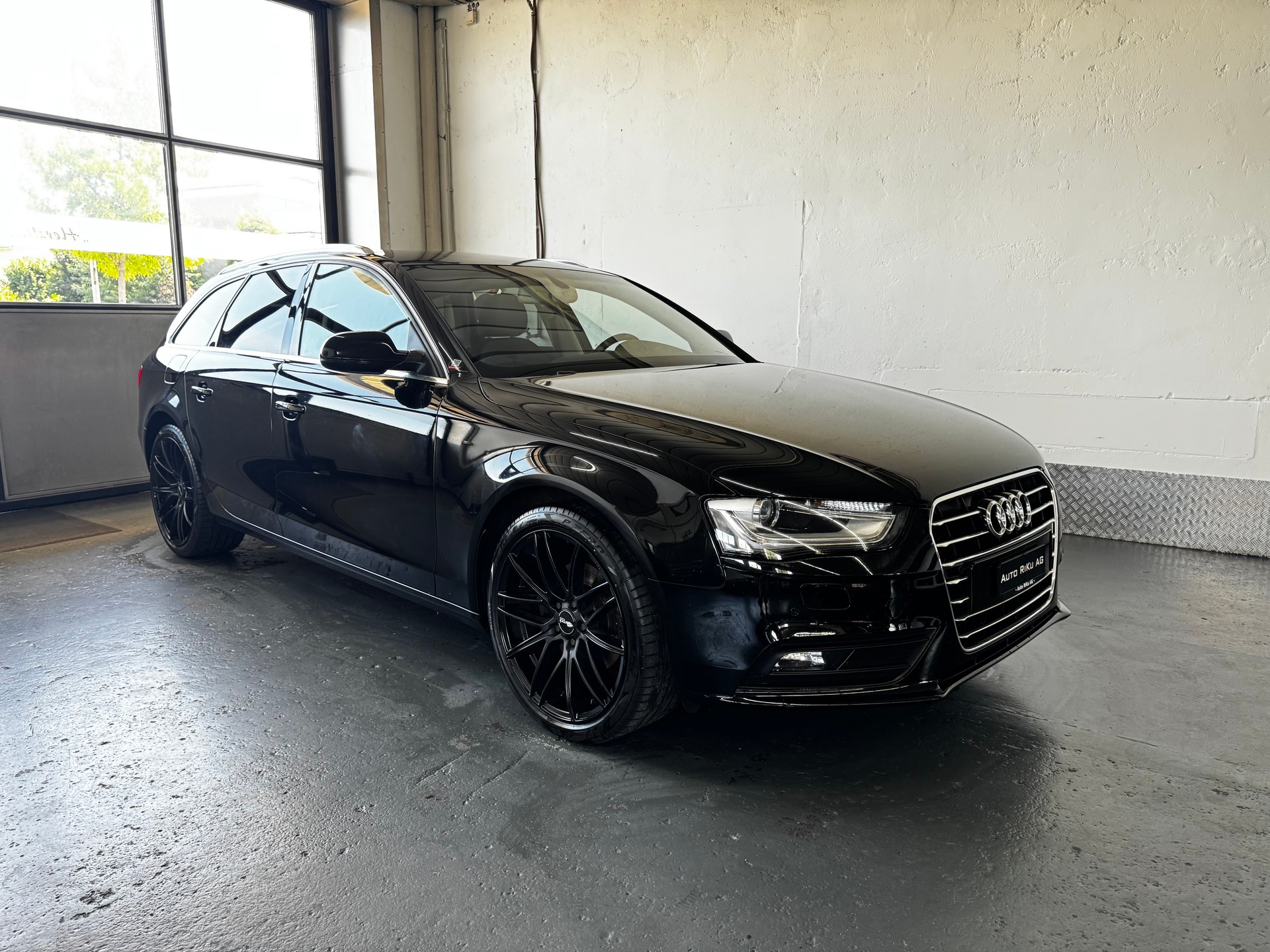 AUDI A4 Avant 2.0 TDI Attraction multitronic-showroom-element-1