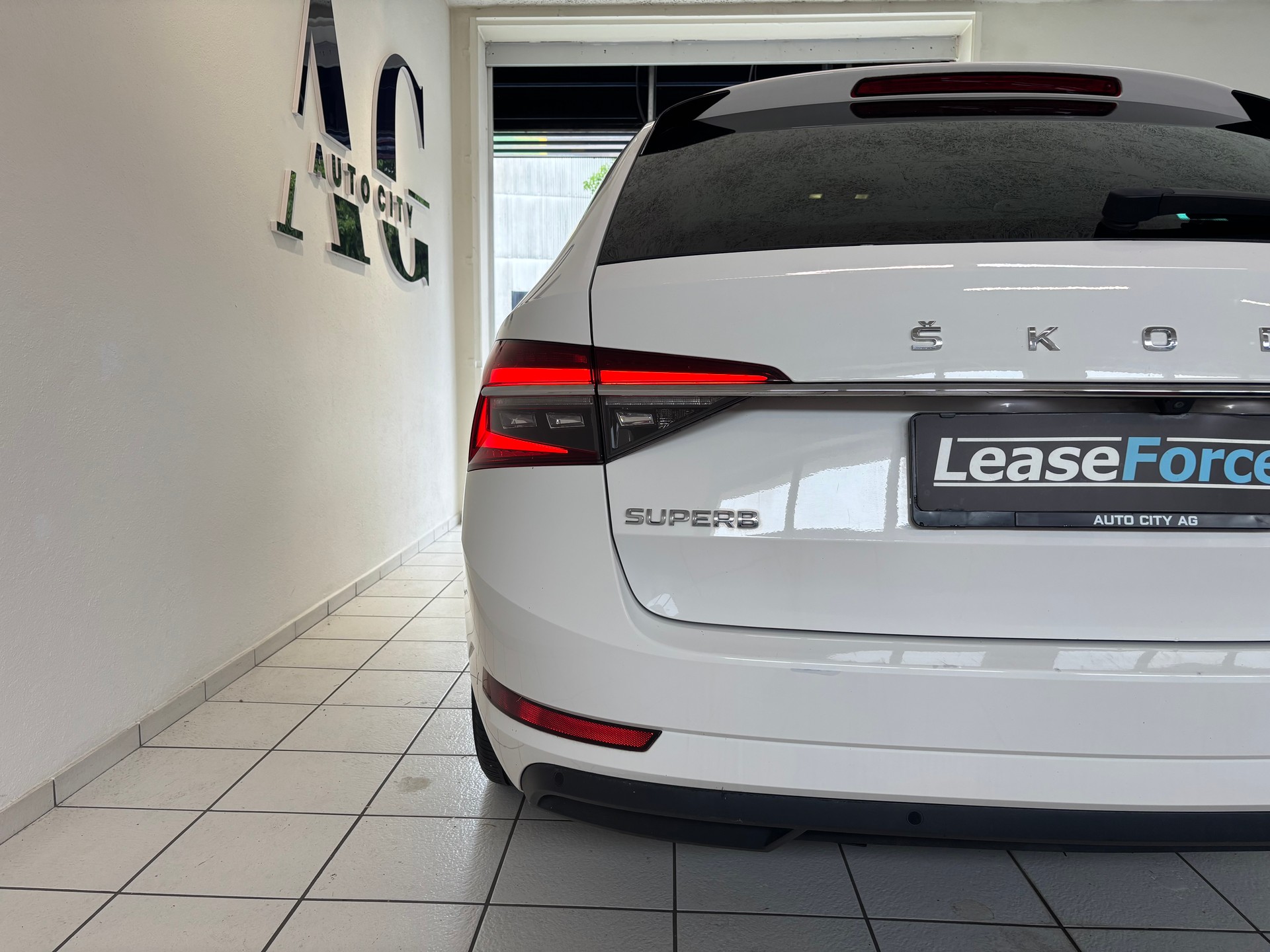 SKODA Superb Combi 2.0 TDi Ambition DSG-image-7