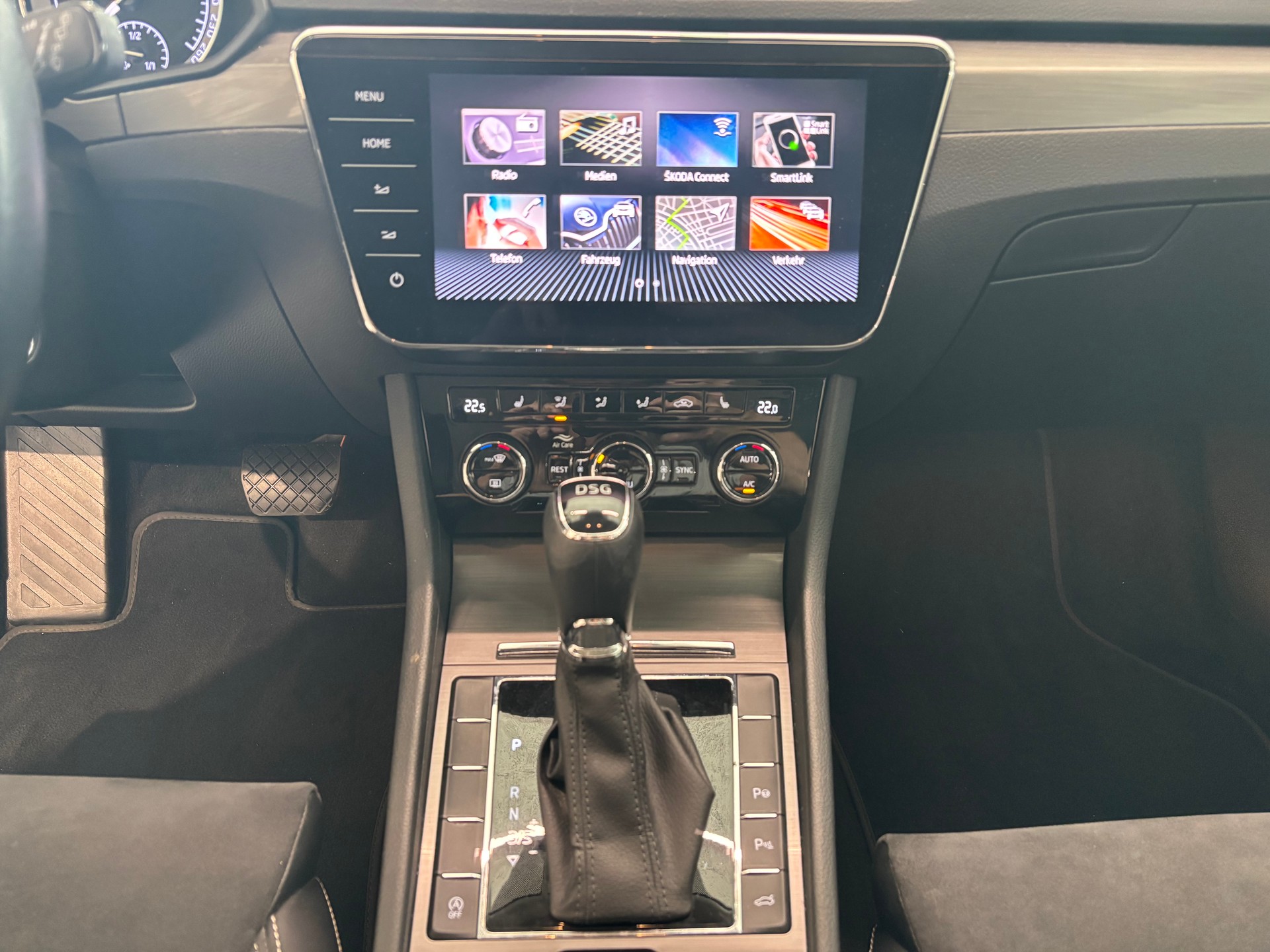 SKODA Superb Combi 2.0 TDi Ambition DSG-image-13