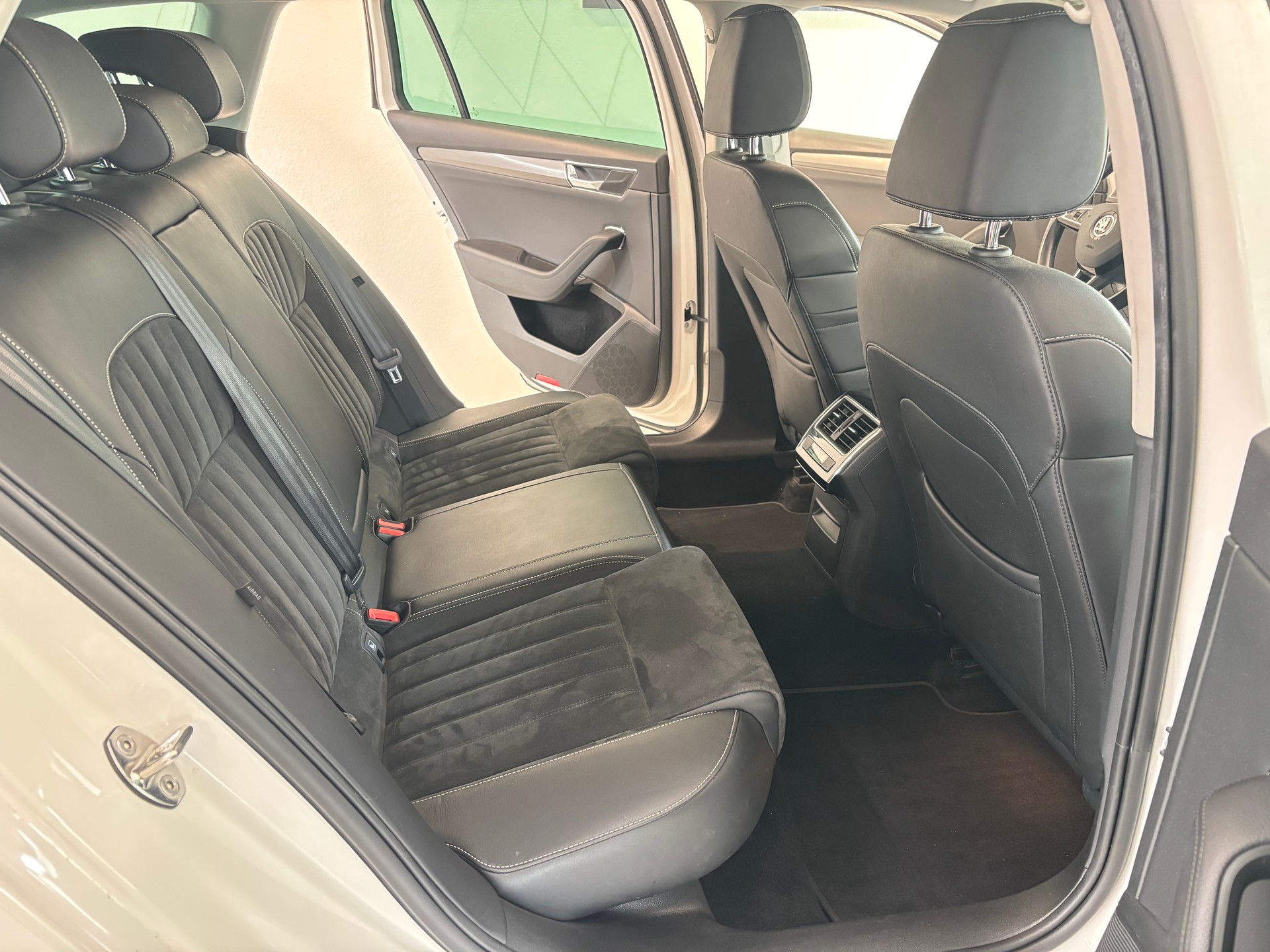 SKODA Superb Combi 2.0 TDi Ambition DSG-image-11