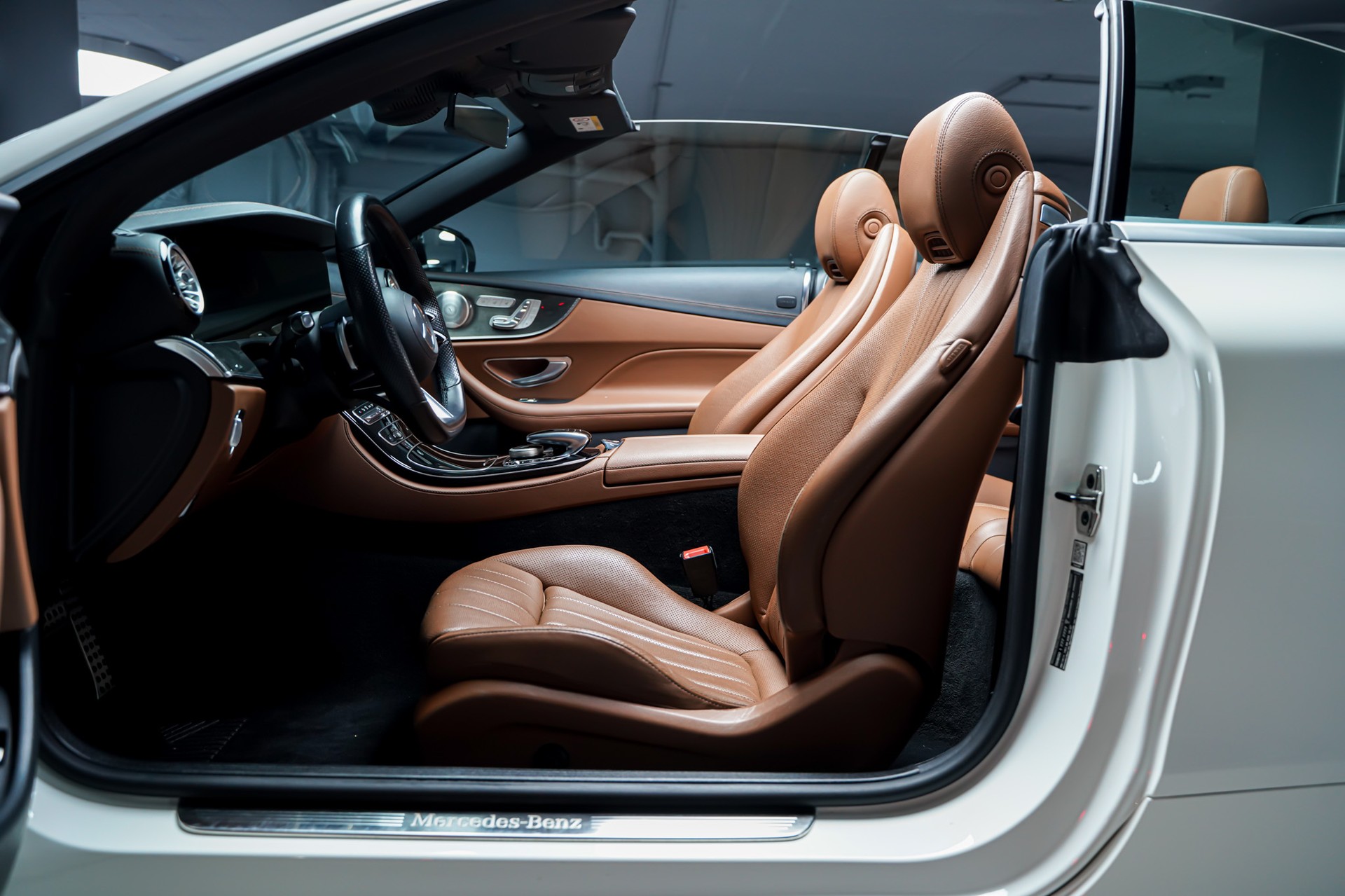 MERCEDES-BENZ E 200 Cabriolet AMG Line 4 Matic 9G-Tronic-image-13