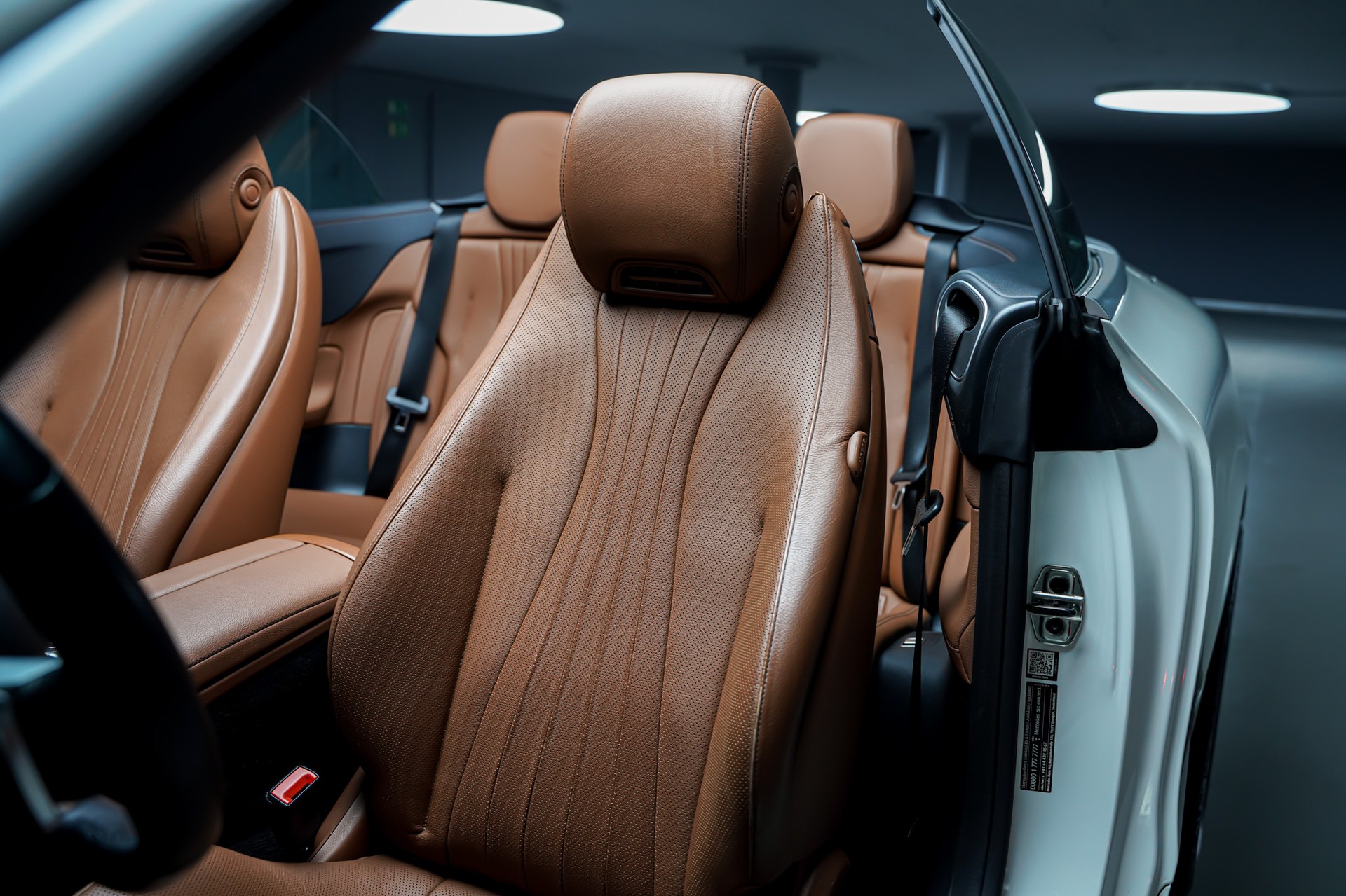 MERCEDES-BENZ E 200 Cabriolet AMG Line 4 Matic 9G-Tronic-image-14