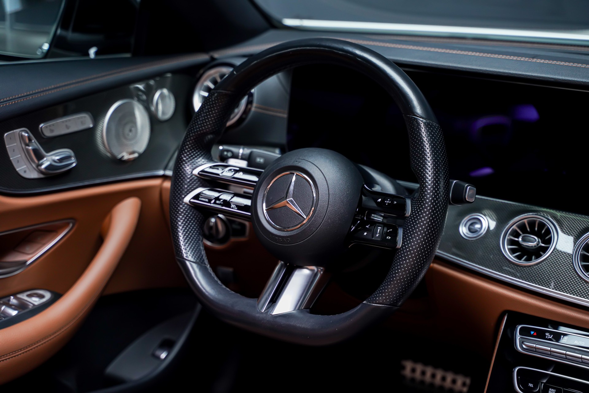 MERCEDES-BENZ E 200 Cabriolet AMG Line 4 Matic 9G-Tronic-image-24
