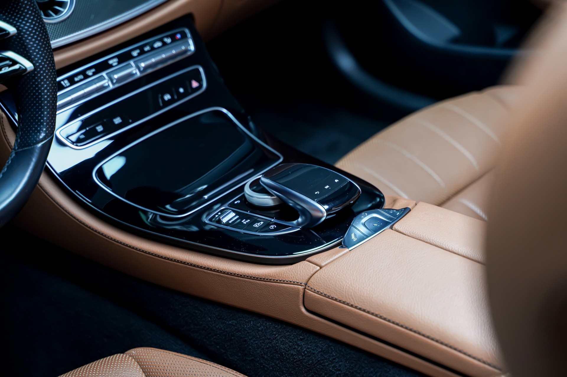 MERCEDES-BENZ E 200 Cabriolet AMG Line 4 Matic 9G-Tronic-image-12