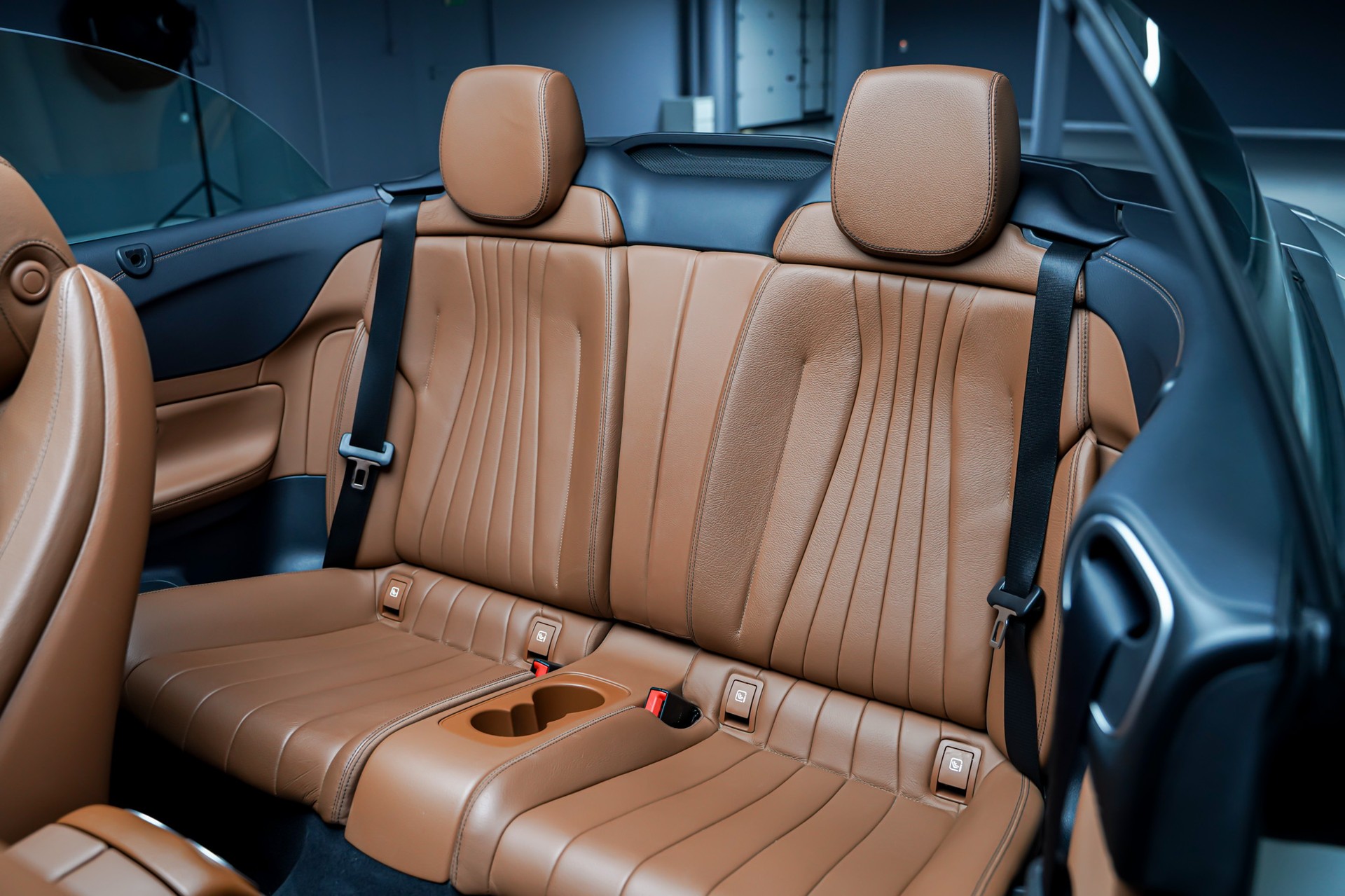 MERCEDES-BENZ E 200 Cabriolet AMG Line 4 Matic 9G-Tronic-image-15