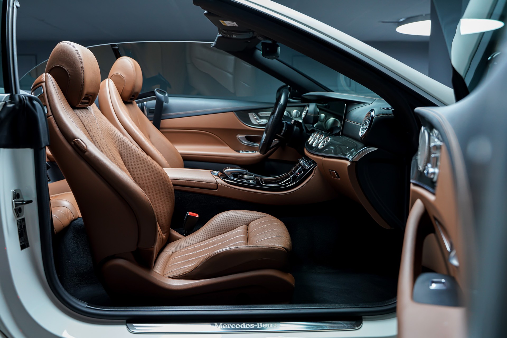 MERCEDES-BENZ E 200 Cabriolet AMG Line 4 Matic 9G-Tronic-image-20