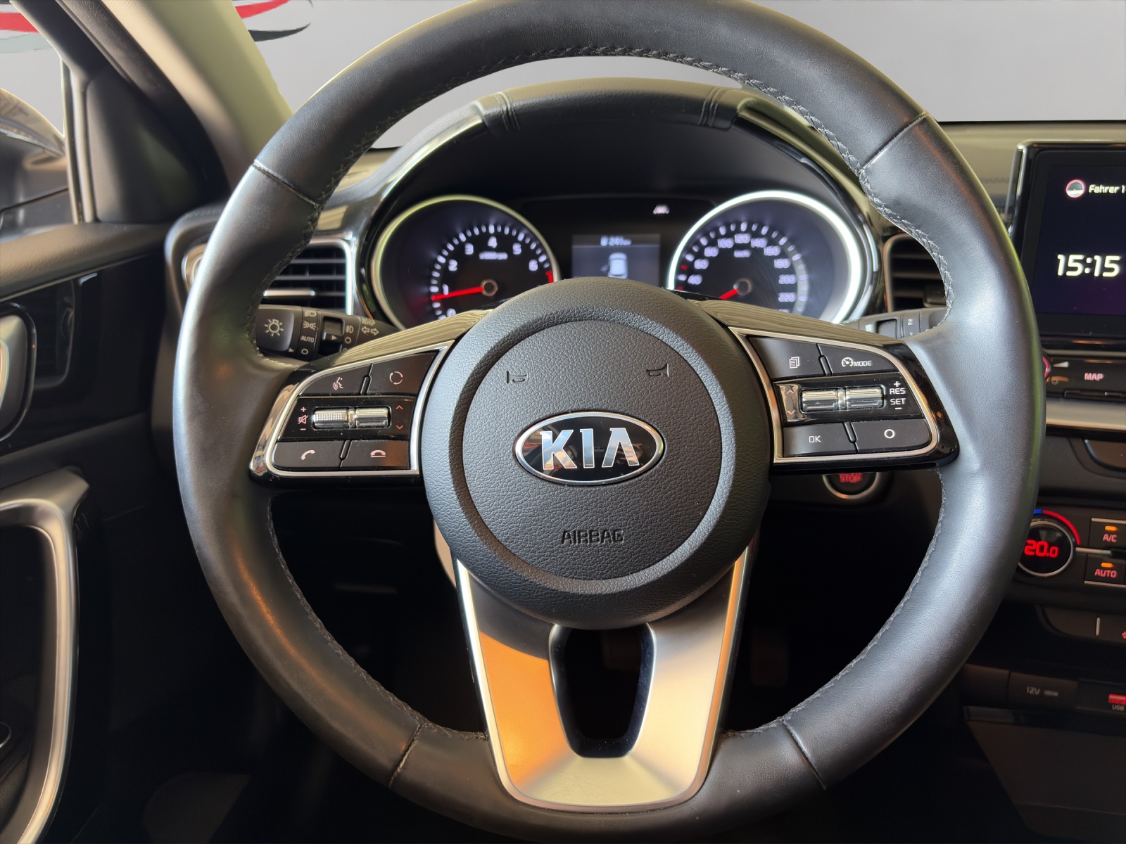 KIA Ceed 1.5 T-GDi MHEV Power DCT / Rückfahrkamera / Einparkhilfe hinten / Tempomat / Alarmanlage / inkl. Winterreifen-image-10