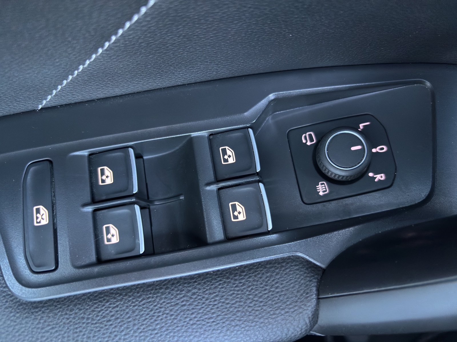 VW Tiguan Allspace 2.0 TDI SCR R-Line 4Motion DSG mit AHK, Panorama-Schiebedach, Winterräder, usw.-image-31