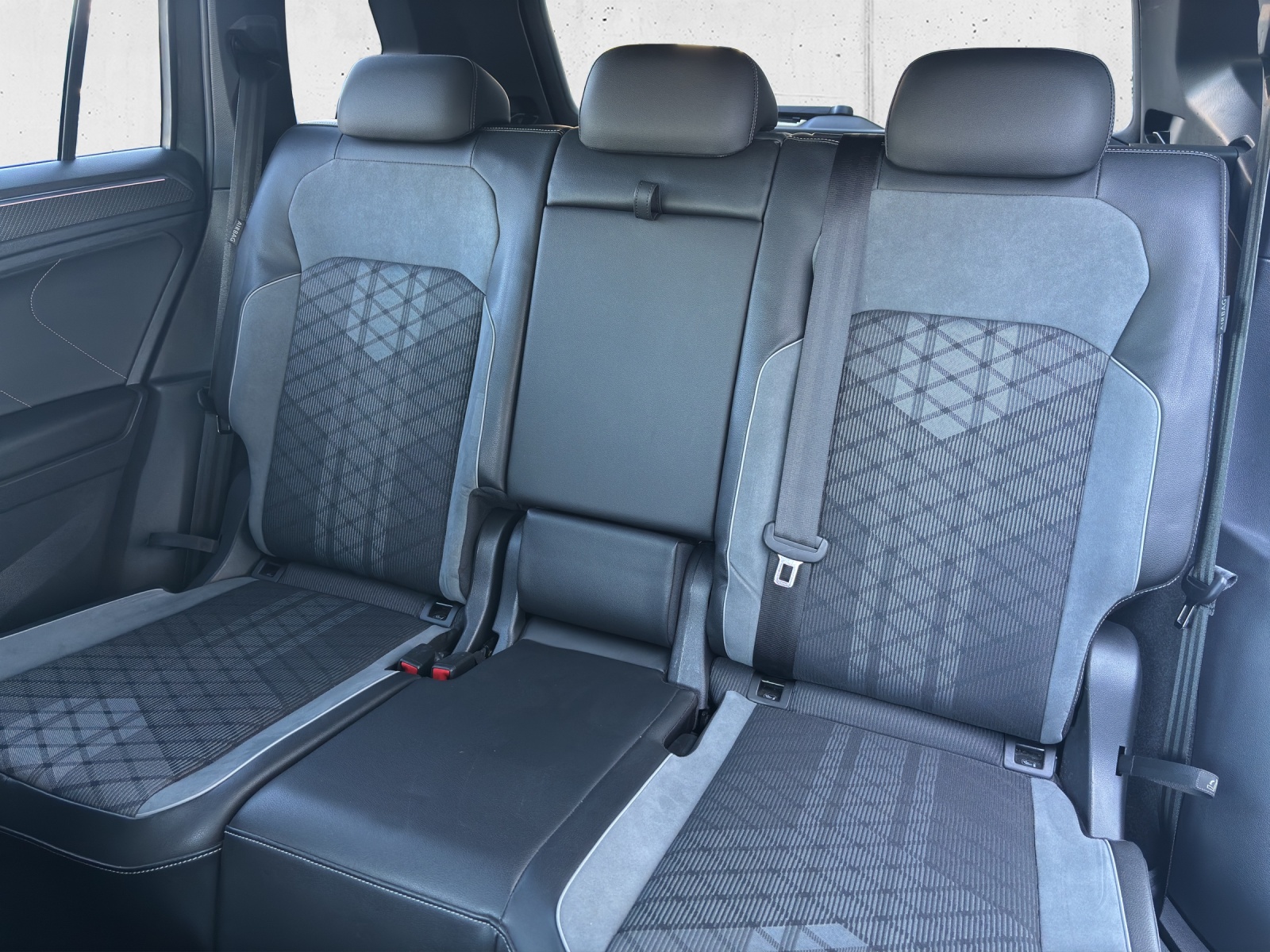 VW Tiguan Allspace 2.0 TDI SCR R-Line 4Motion DSG mit AHK, Panorama-Schiebedach, Winterräder, usw.-image-30