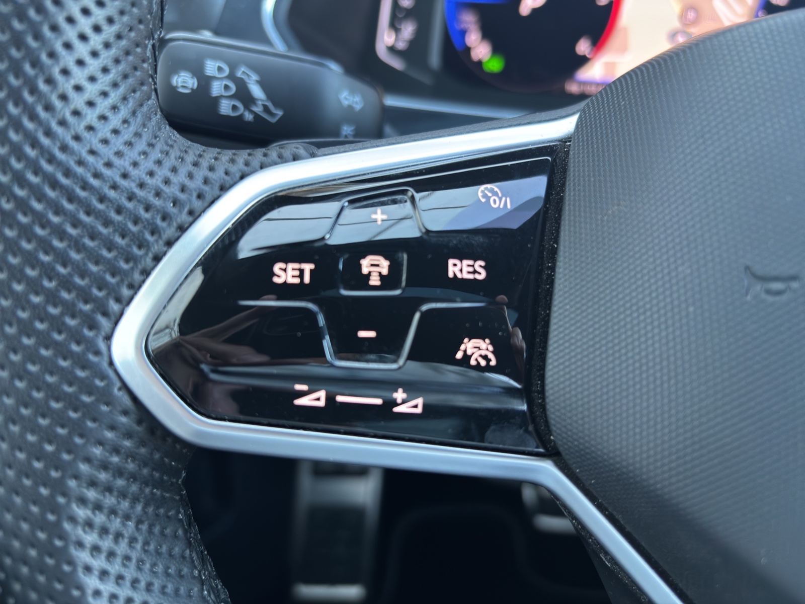 VW Tiguan Allspace 2.0 TDI SCR R-Line 4Motion DSG mit AHK, Panorama-Schiebedach, Winterräder, usw.-image-14