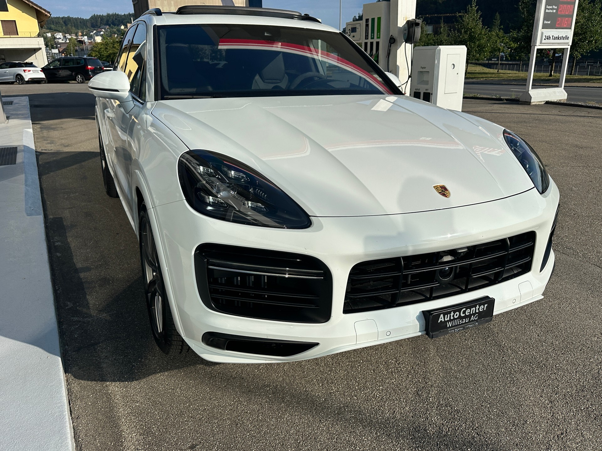 PORSCHE Cayenne Turbo-showroom-element-2