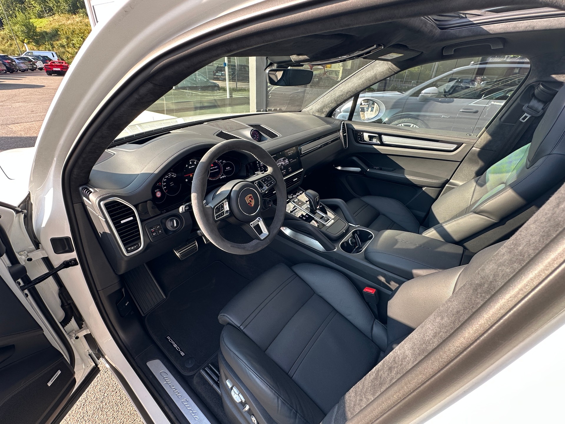 PORSCHE Cayenne Turbo-image-4