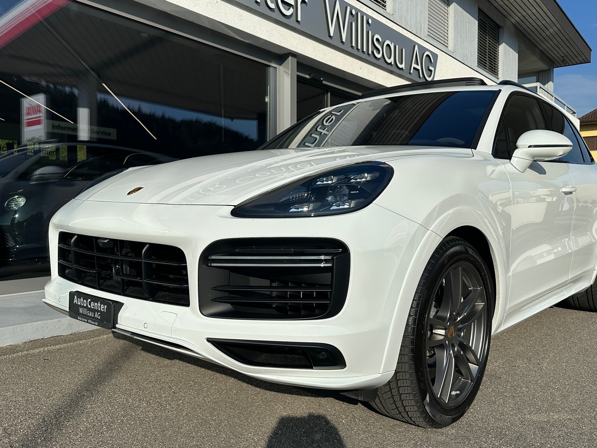 PORSCHE Cayenne Turbo-showroom-element-1