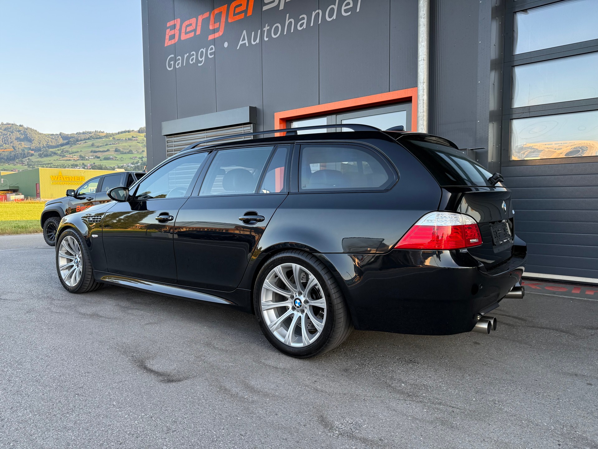 BMW M5 Touring-showroom-element-2