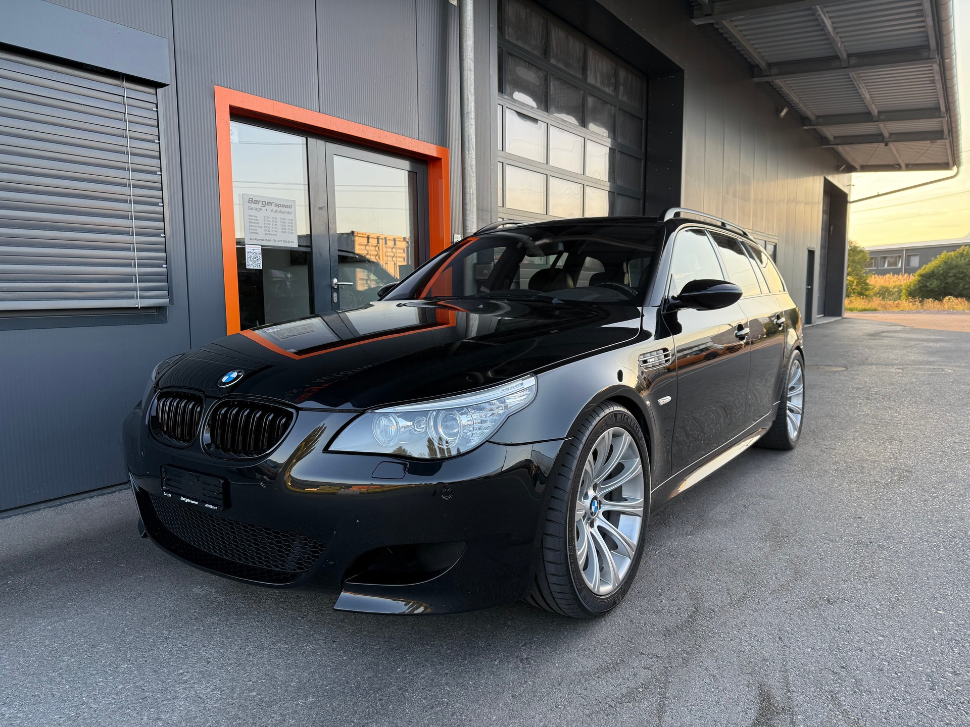 BMW M5 Touring-showroom-element-3