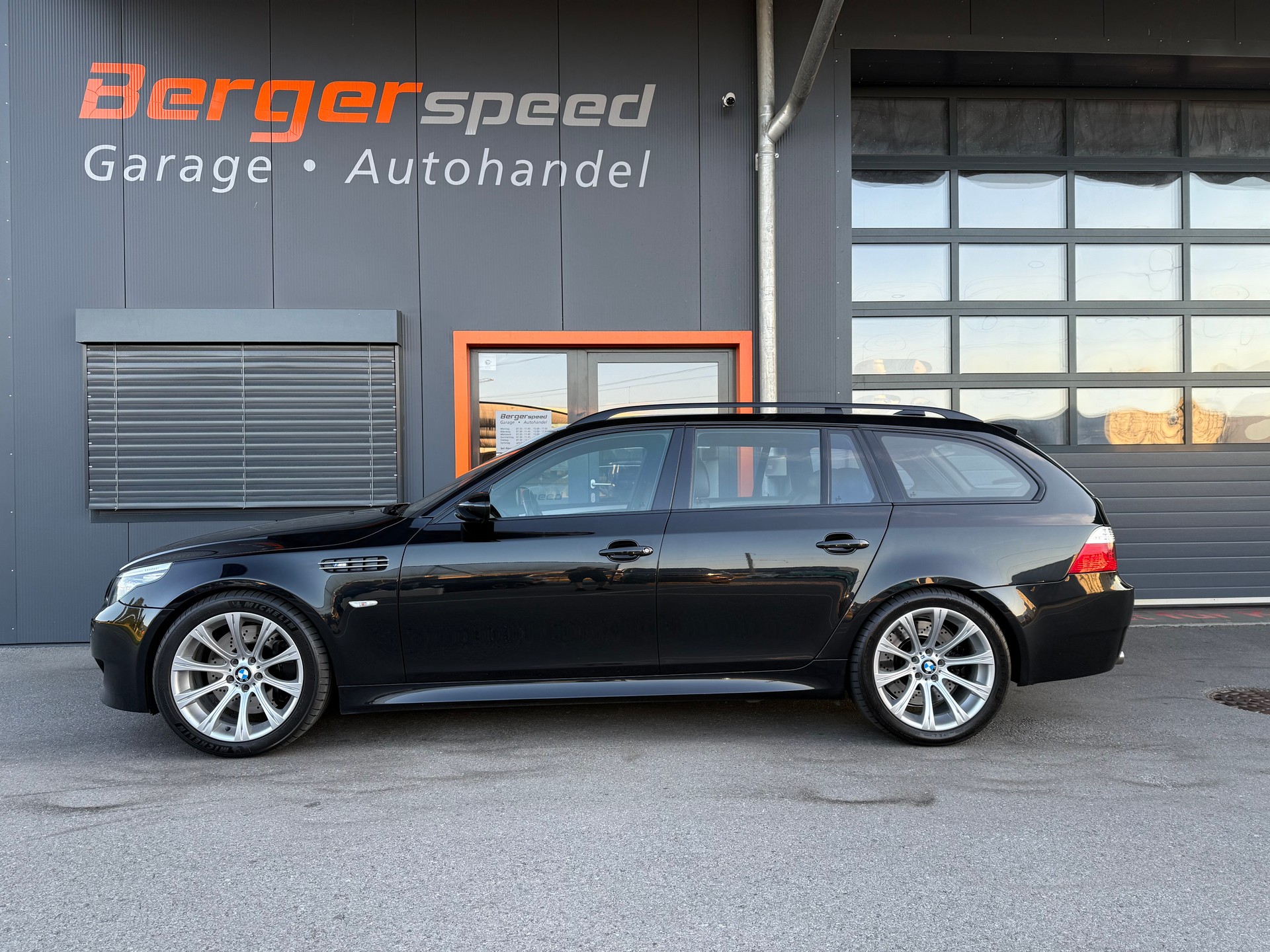 BMW M5 Touring-showroom-element-1
