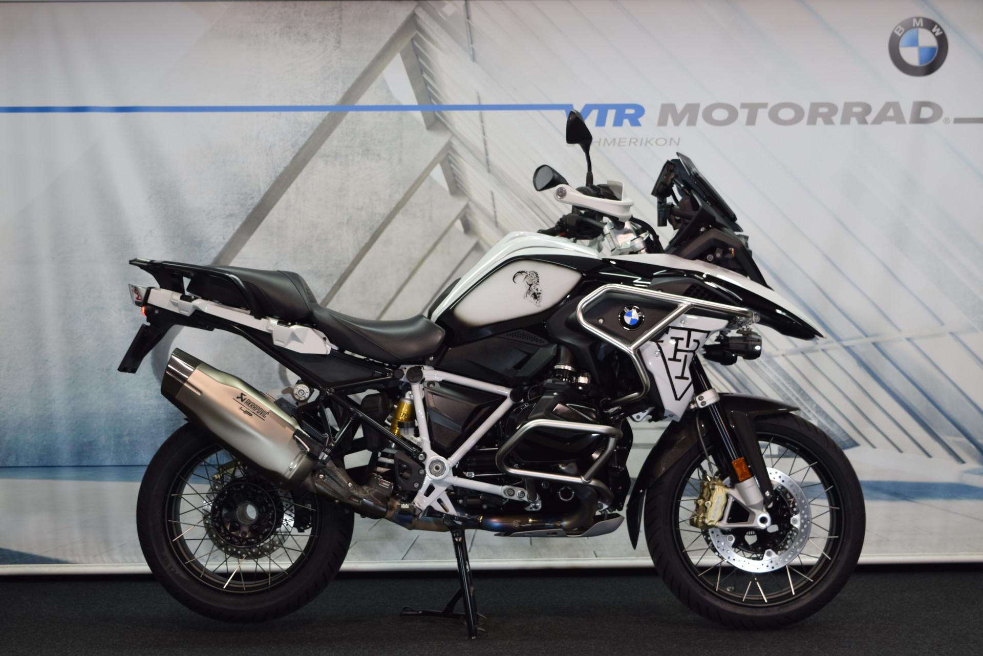 BMW R 1250 GS Trophy inkl. Akrapovic Komplettanlage-showroom-element-1