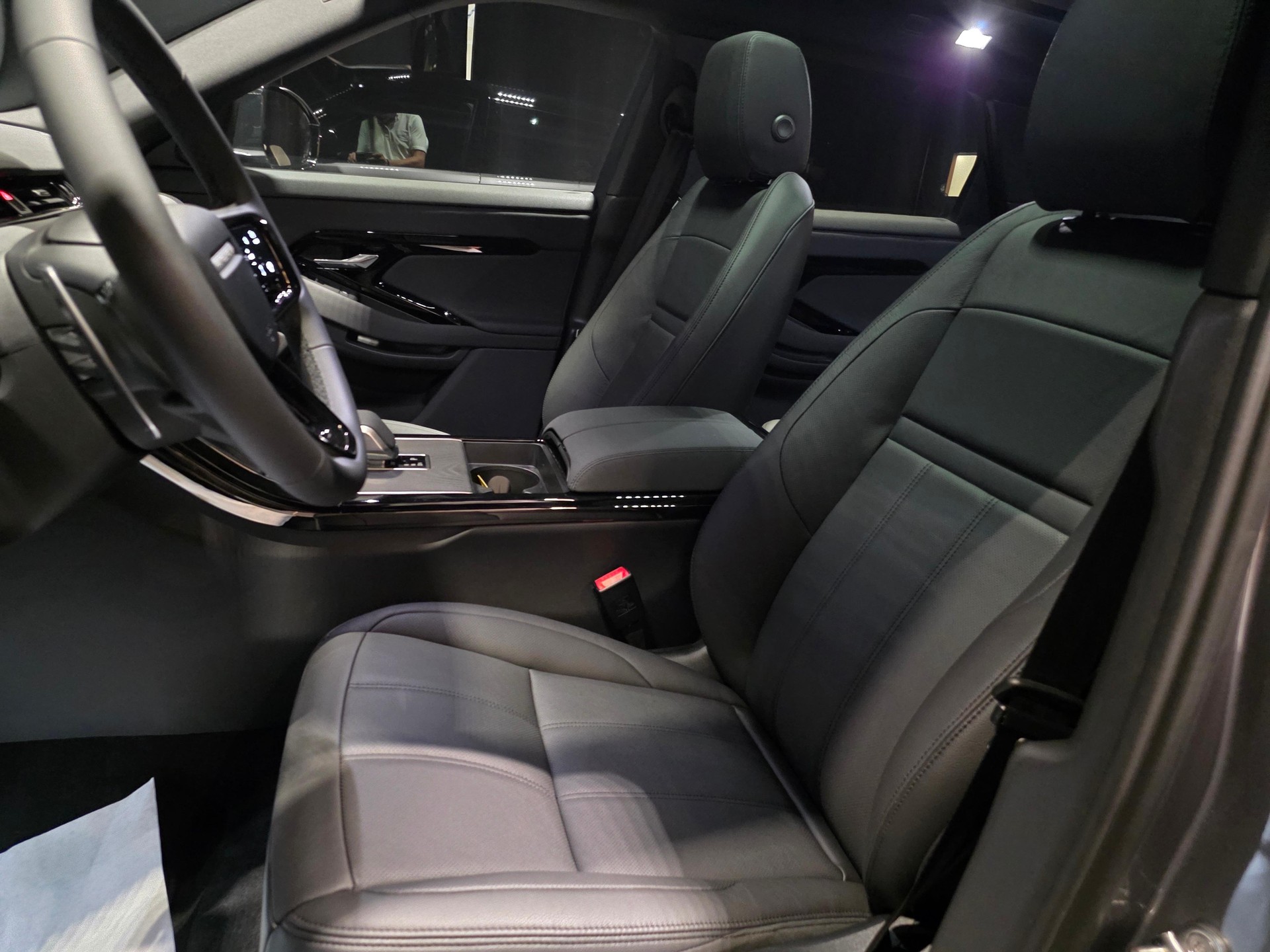 LAND ROVER Range Rover Evoque 1.5 T 270e Dynamic SE-image-5