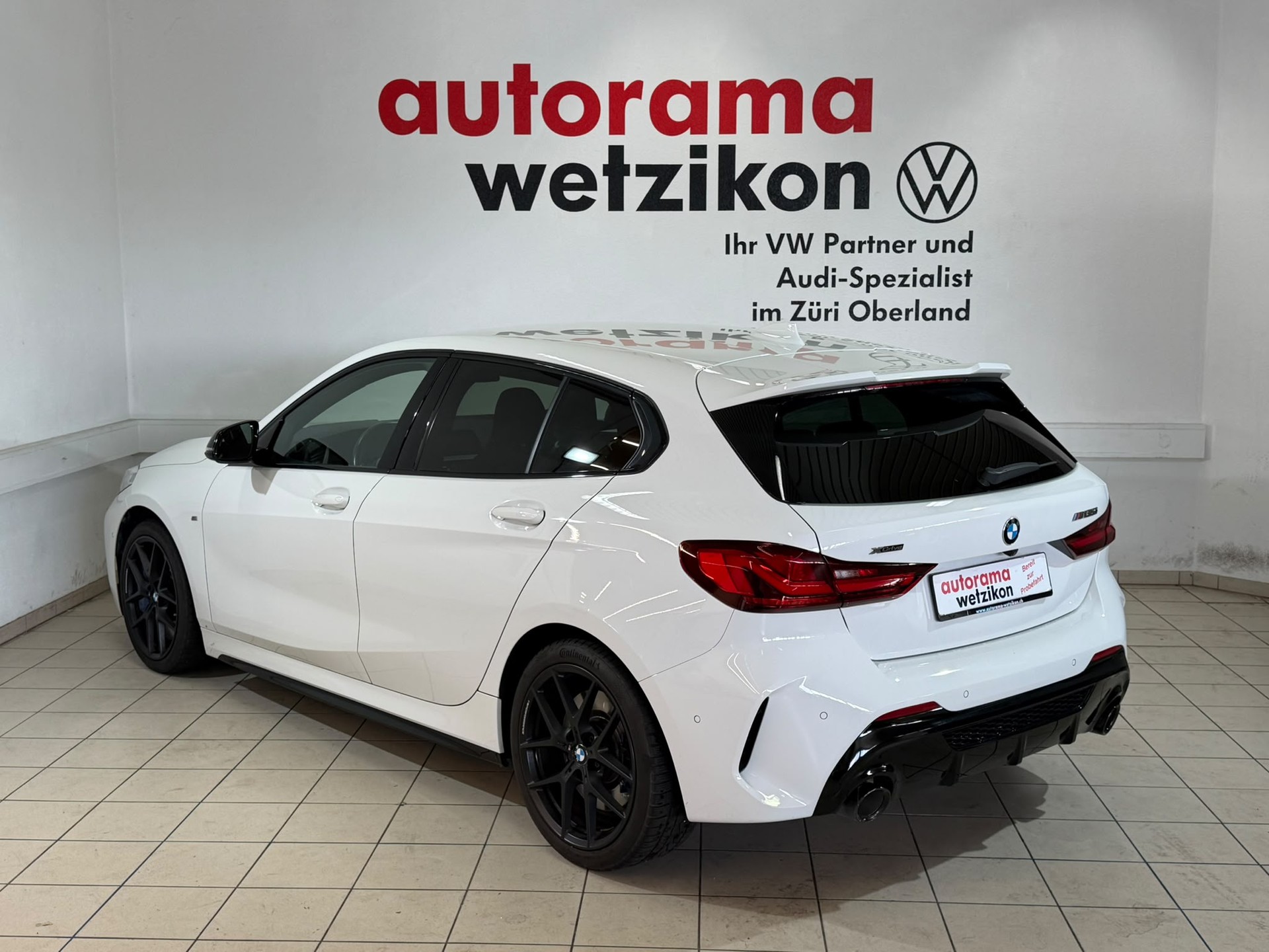 BMW M135i xDrive Steptronic-showroom-element-2