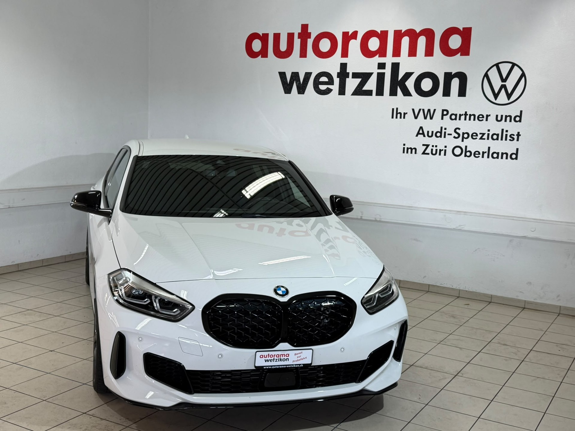 BMW M135i xDrive Steptronic-showroom-element-1