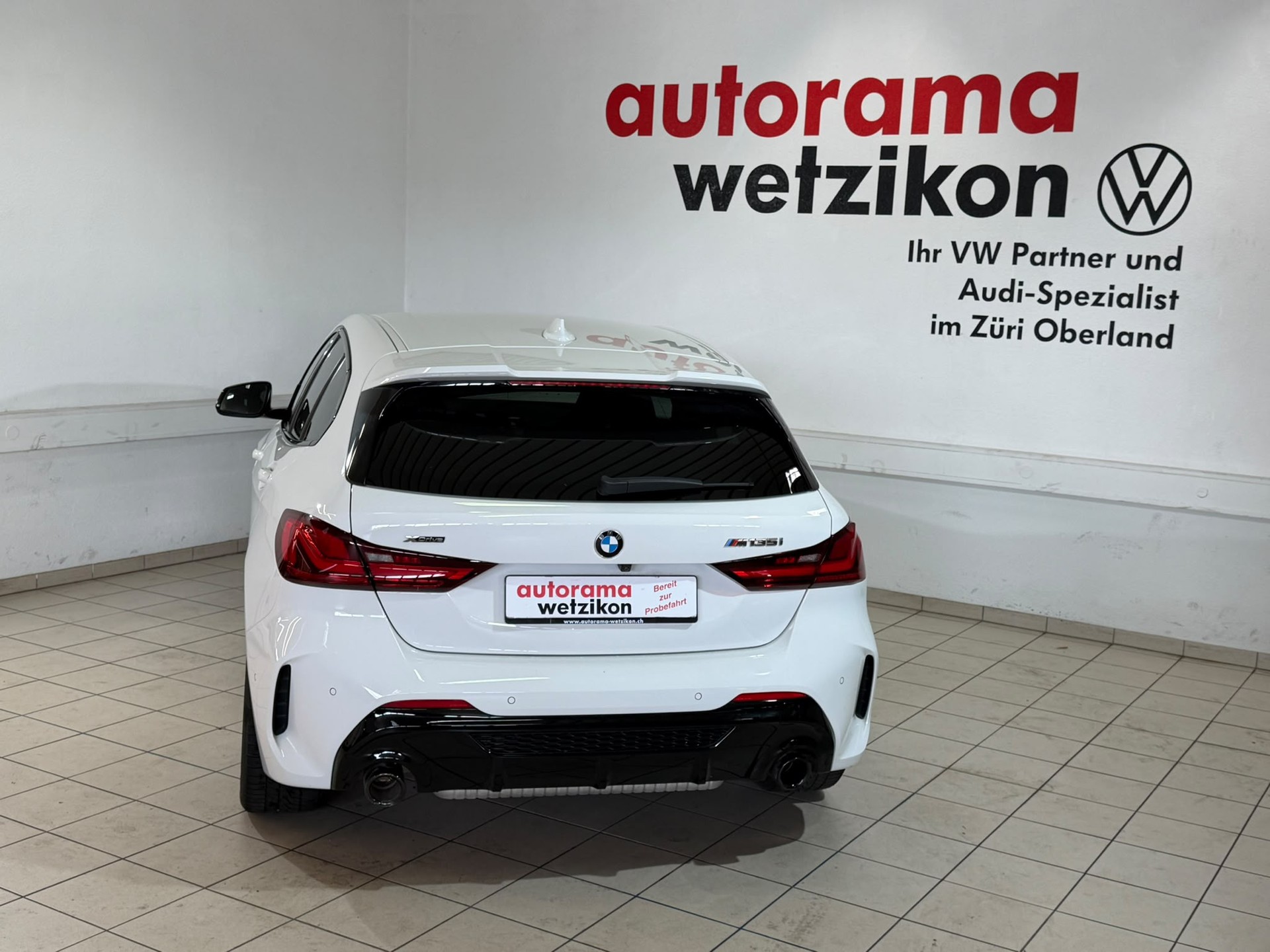 BMW M135i xDrive Steptronic-showroom-element-3