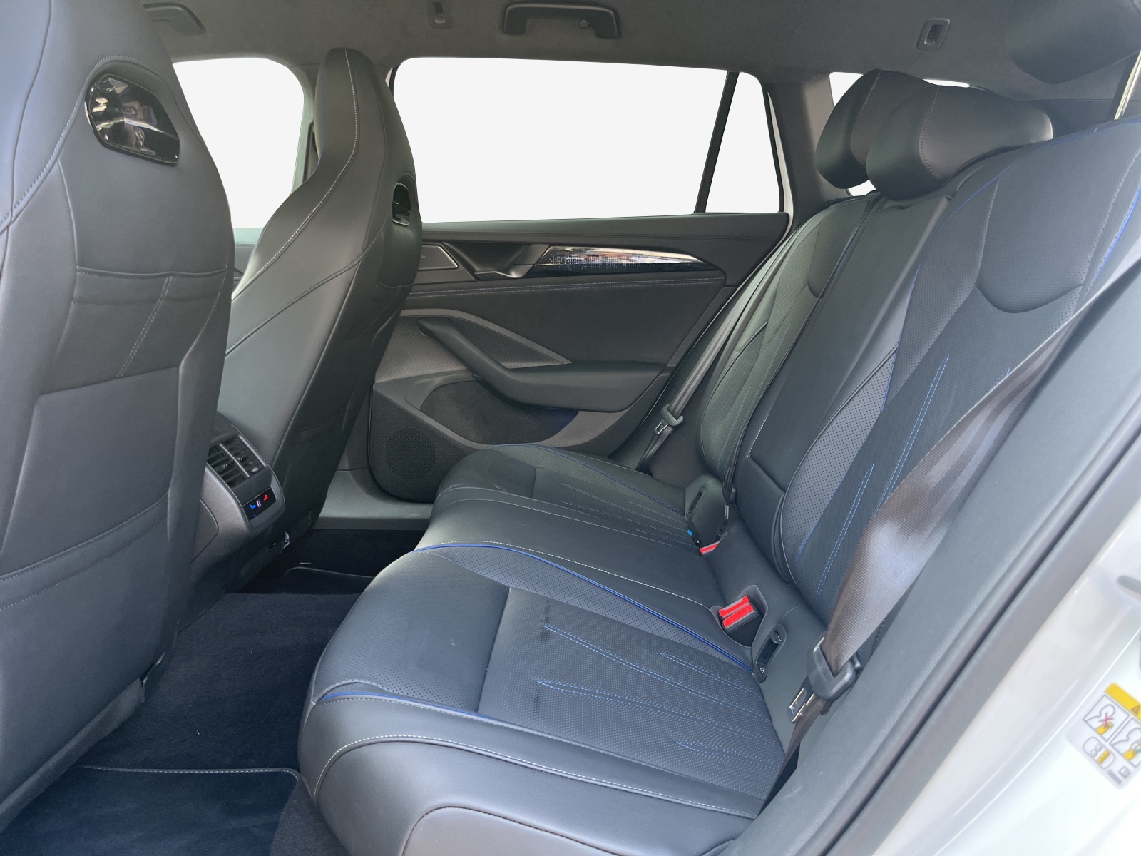 VW Passat Variant 2.0 TSI evo4 R-Line 4 Motion DSG-image-11