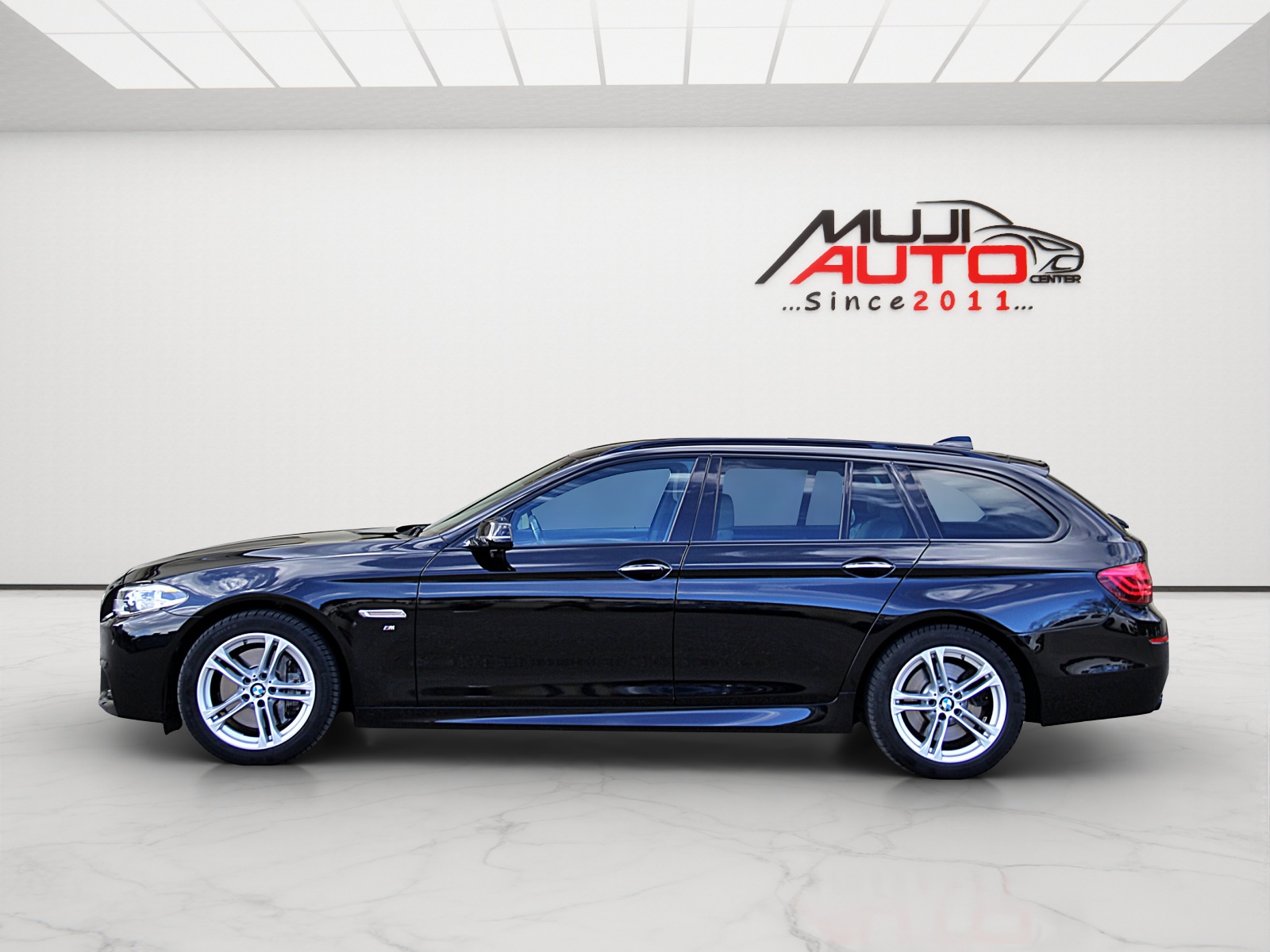 BMW 530d Touring xDrive Platinum Sport Edition-showroom-element-1