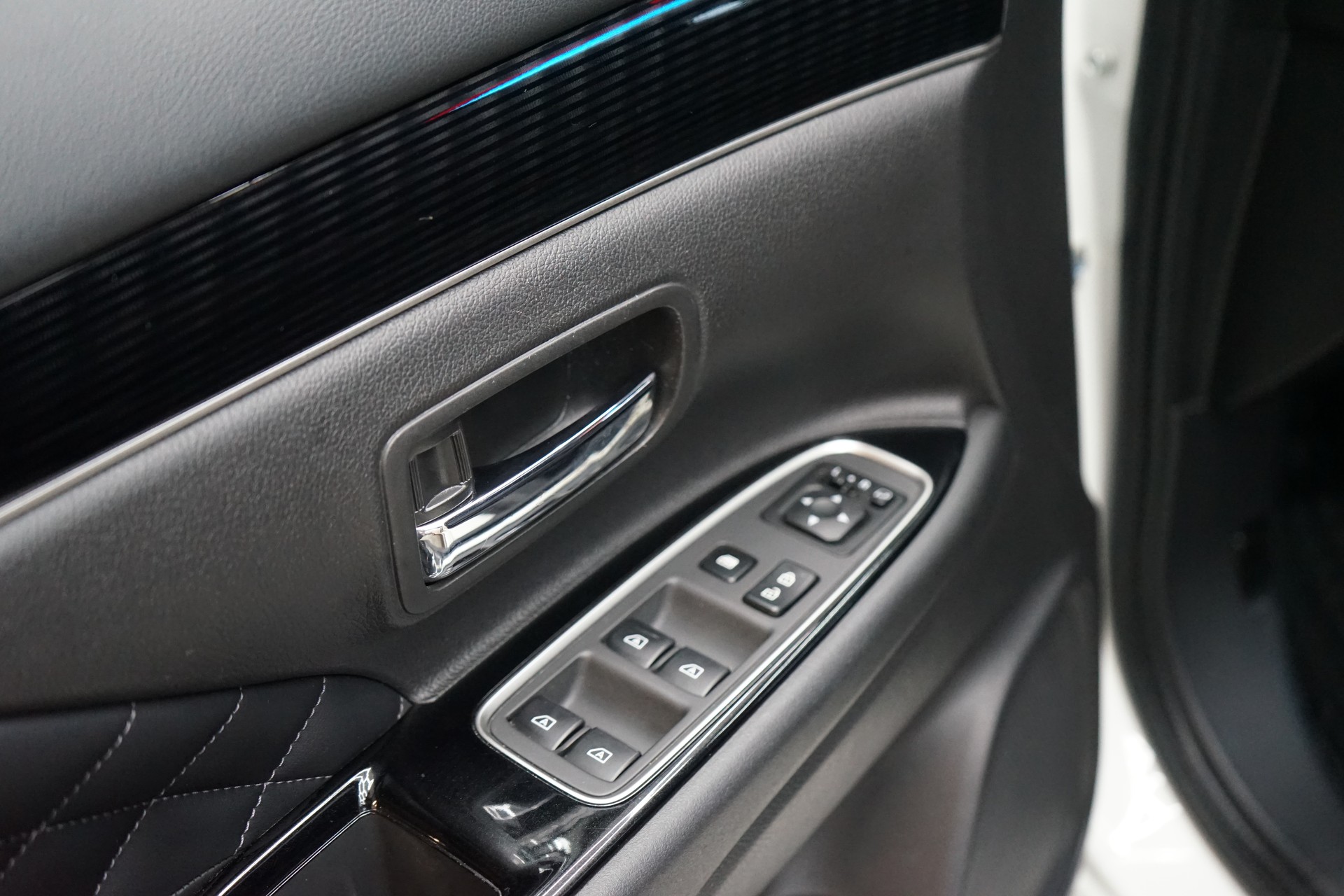 MITSUBISHI Outlander 2.4 PHEV Style 4WD Automatic-image-18