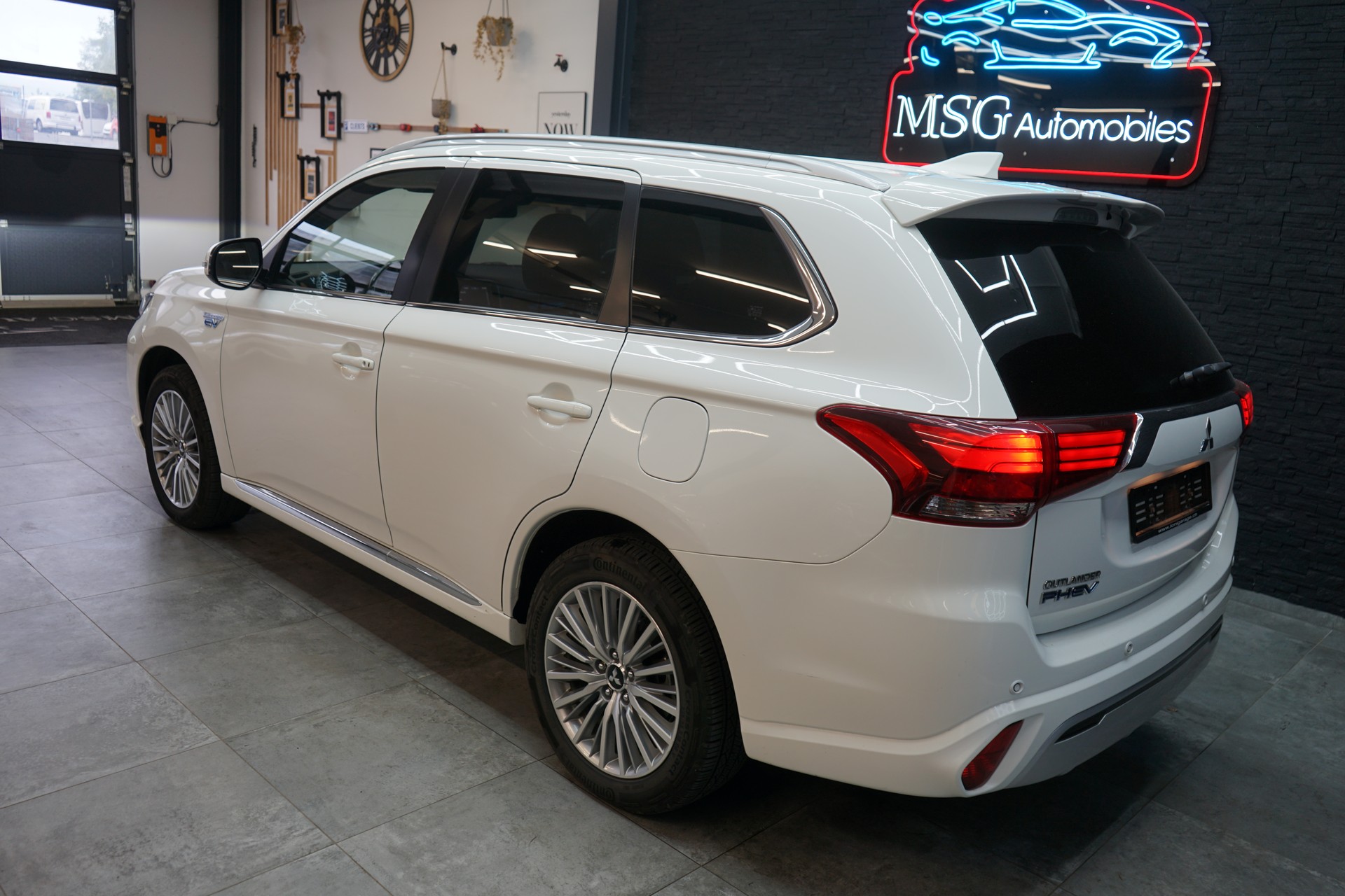 MITSUBISHI Outlander 2.4 PHEV Style 4WD Automatic-showroom-element-2