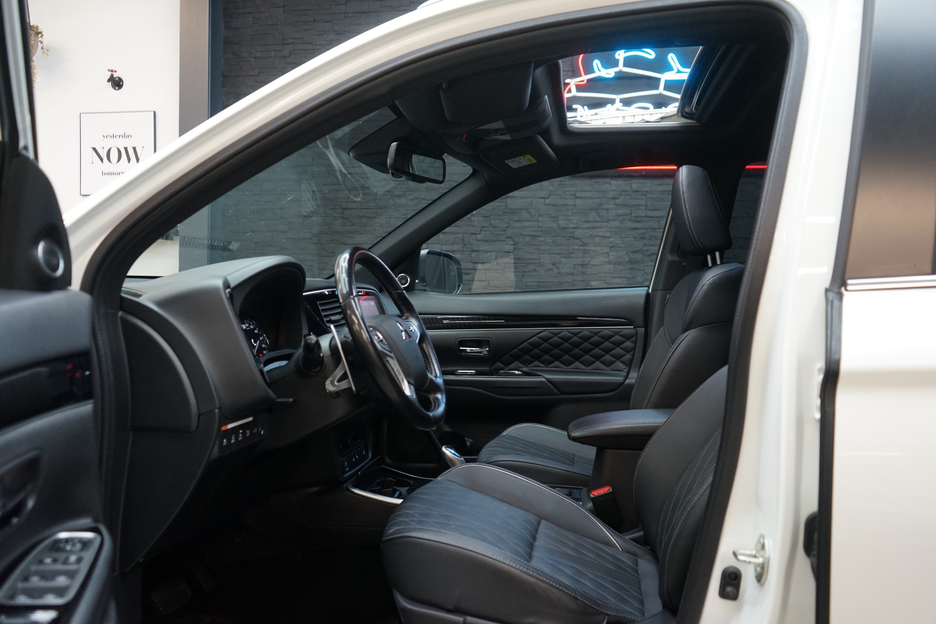 MITSUBISHI Outlander 2.4 PHEV Style 4WD Automatic-showroom-element-3