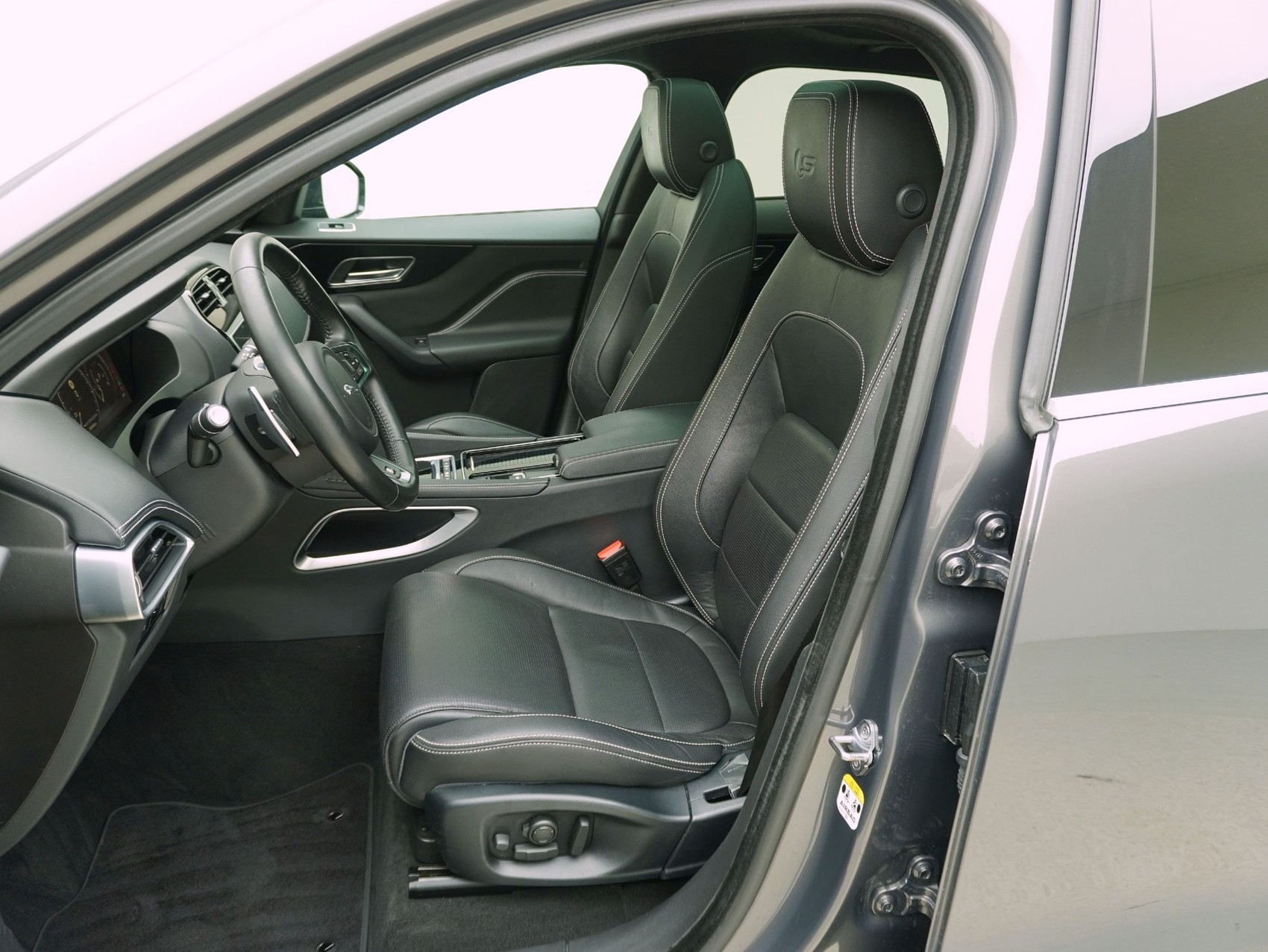 JAGUAR F-Pace 3.0 V6 S/C S AWD-image-9