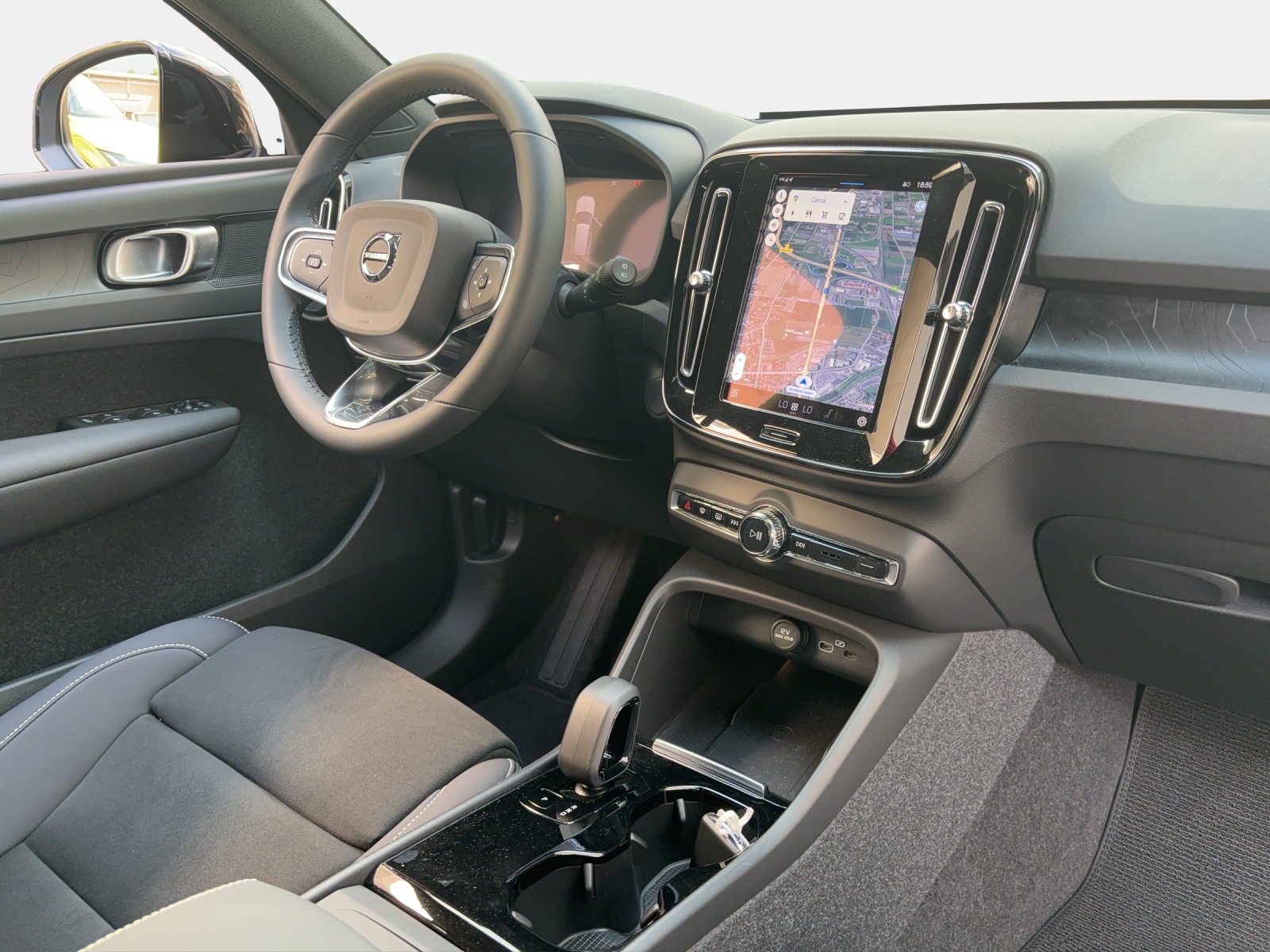 VOLVO XC40 Recharge E80 82kWh Plus RWD-image-11