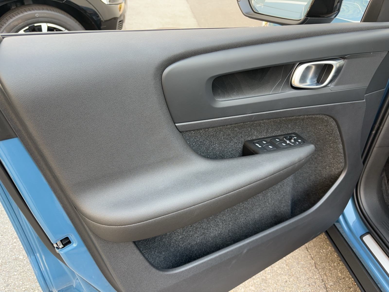 VOLVO XC40 Recharge E80 82kWh Plus RWD-image-16
