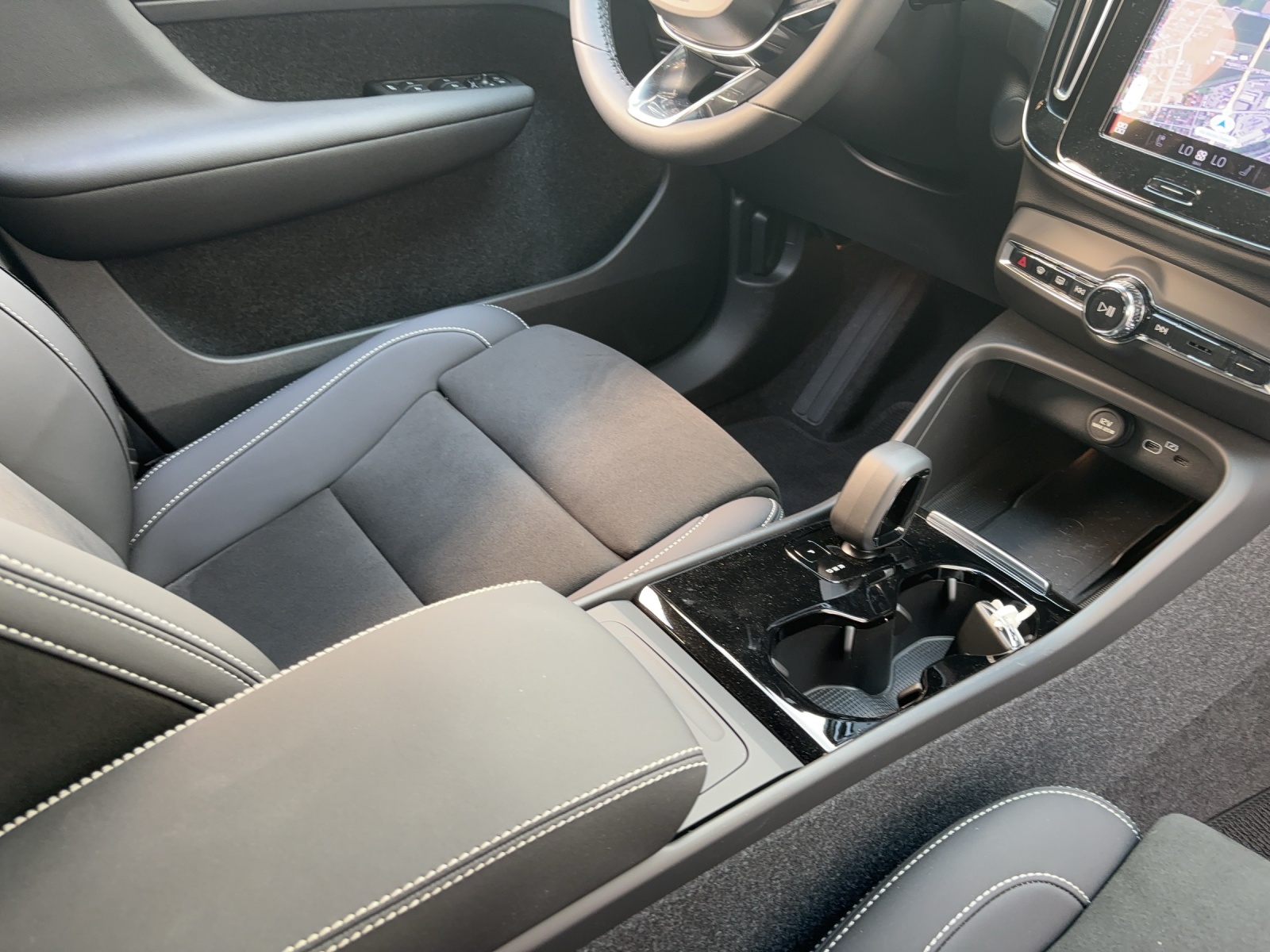VOLVO XC40 Recharge E80 82kWh Plus RWD-image-13