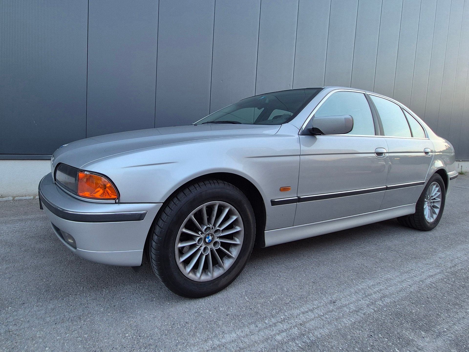 BMW 528i-image-1